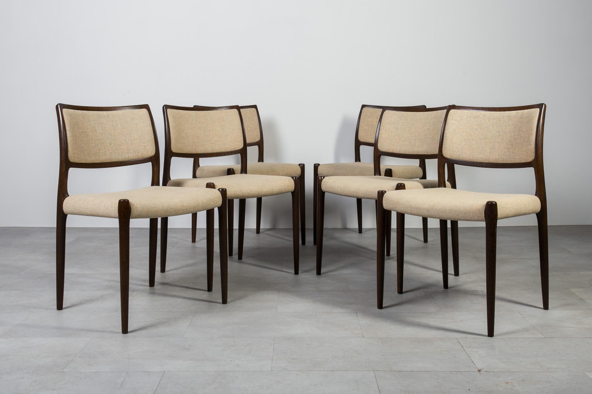 Cet ensemble de six chaises de salle à manger a été conçu par Niels Otto Møller et fabriqué par J.L. Møllers Møbelfabrik au Danemark dans les années 1960. Il s'agit de l'un de ses modèles les plus célèbres et les plus appréciés - le modèle 80.