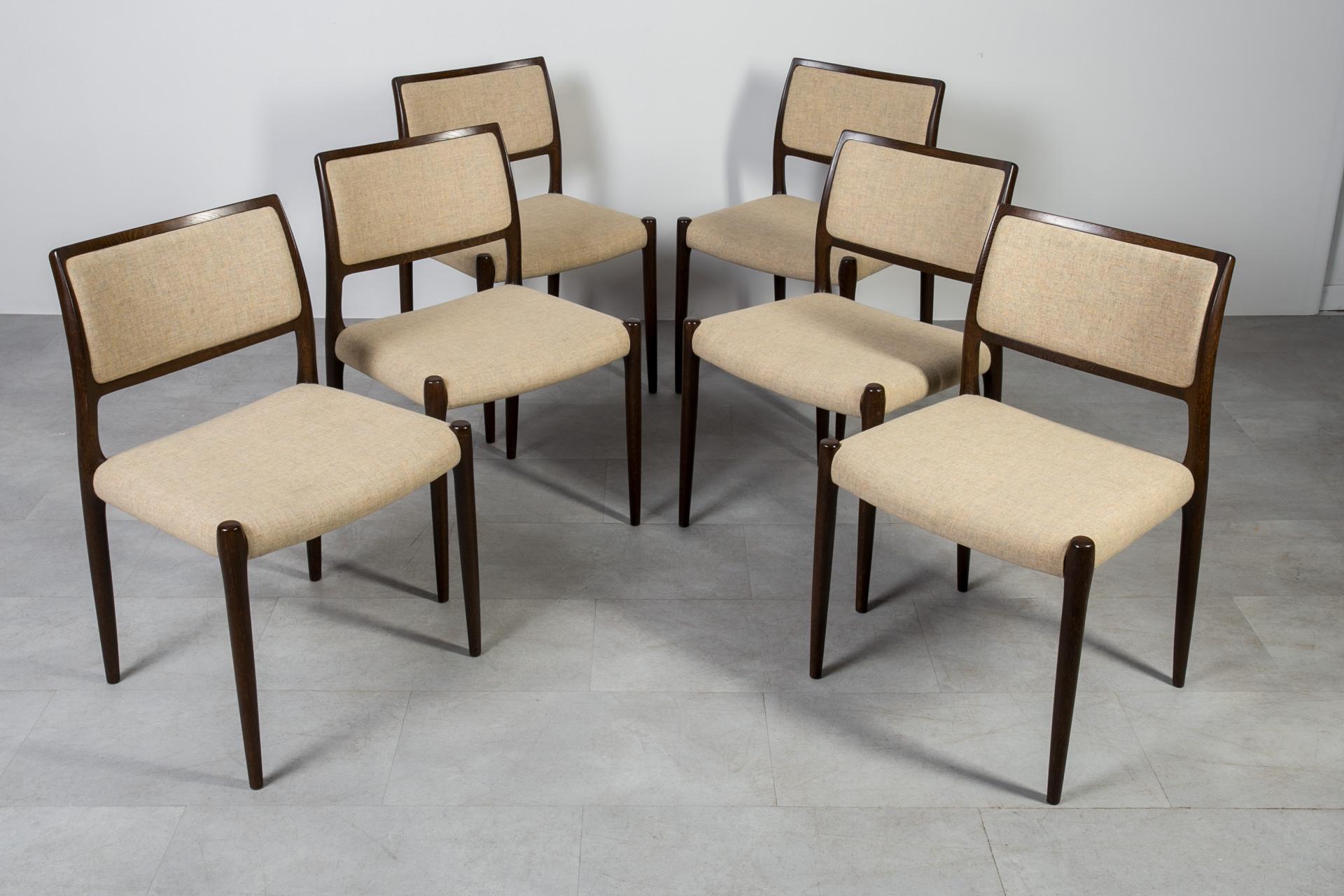 Scandinave moderne Ensemble de 6 chaises de salle à manger par Niels Otto Møller, J.L. Møllers Møbelfabrik, Danemark en vente