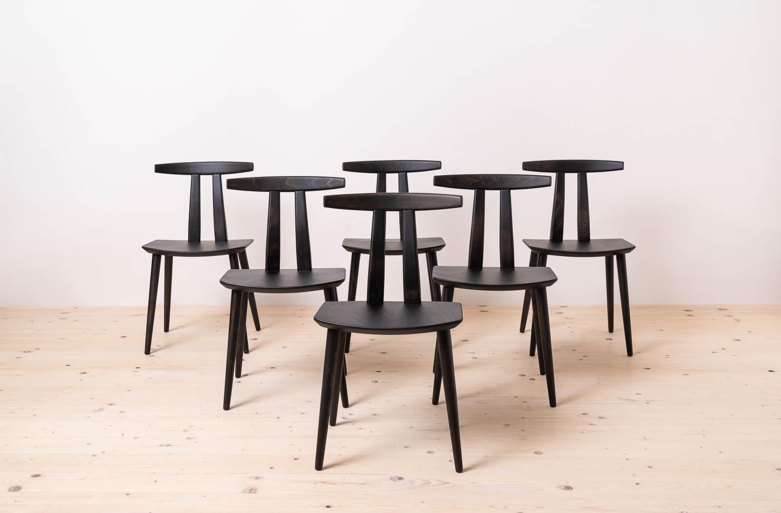 Dieses atemberaubende Set von Esszimmerstühlen wurde von Poul Volther entworfen - einer der Ikonen des dänischen Designs des 20. Jahrhunderts. Das Stuhlmodell J111 ist ein großartiges Beispiel für das fantastische Talent von Volther als