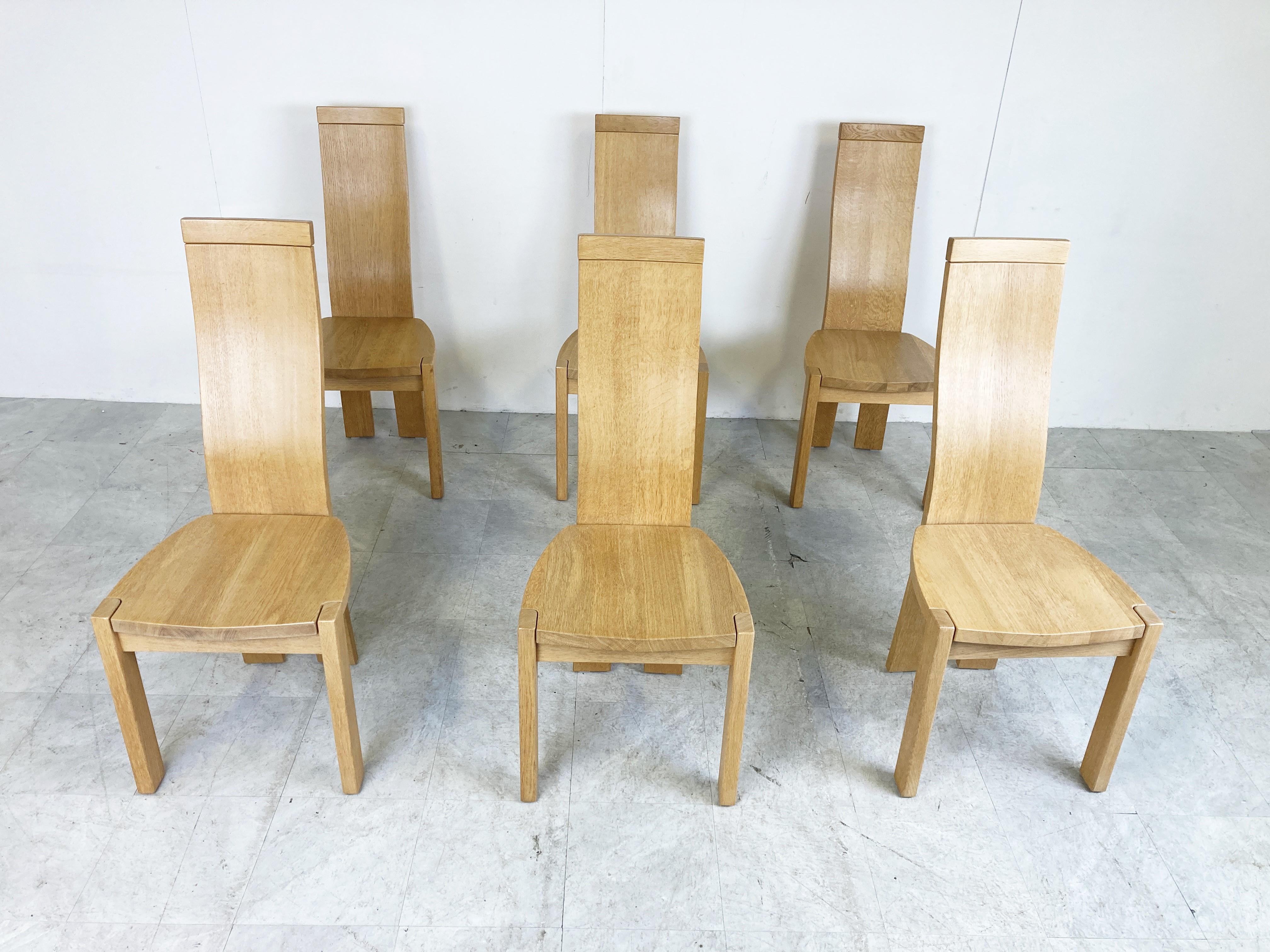 Chaises de salle à manger à haut dossier, élégantes et sculpturales, créées par Vanden Berghe Pauvers.

Très bon état.

Dimensions :
Hauteur : 108cm/42.51
