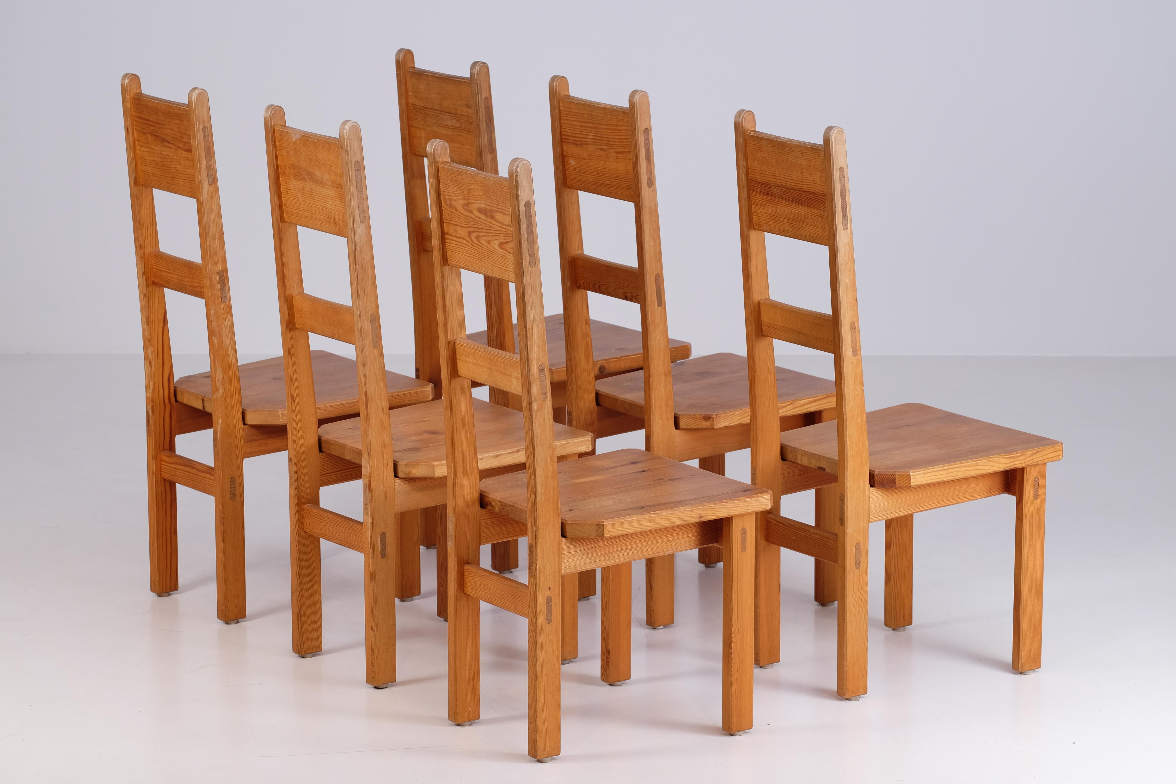 Set of 6 dining chairs in pine designed by Roland Wilhelmsson, Sweden, 1970s.