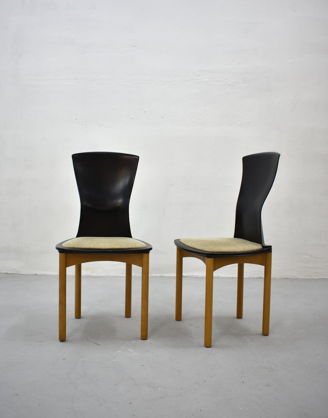 Rare dining chairs, set of 6, designed by Francesco Binfaré for Italian furniture company Cassina in the 1980s

Postmodern, sculptural design. Wooden legs with compact seat and backrest made of black pagwood and a small upholstered cushion.