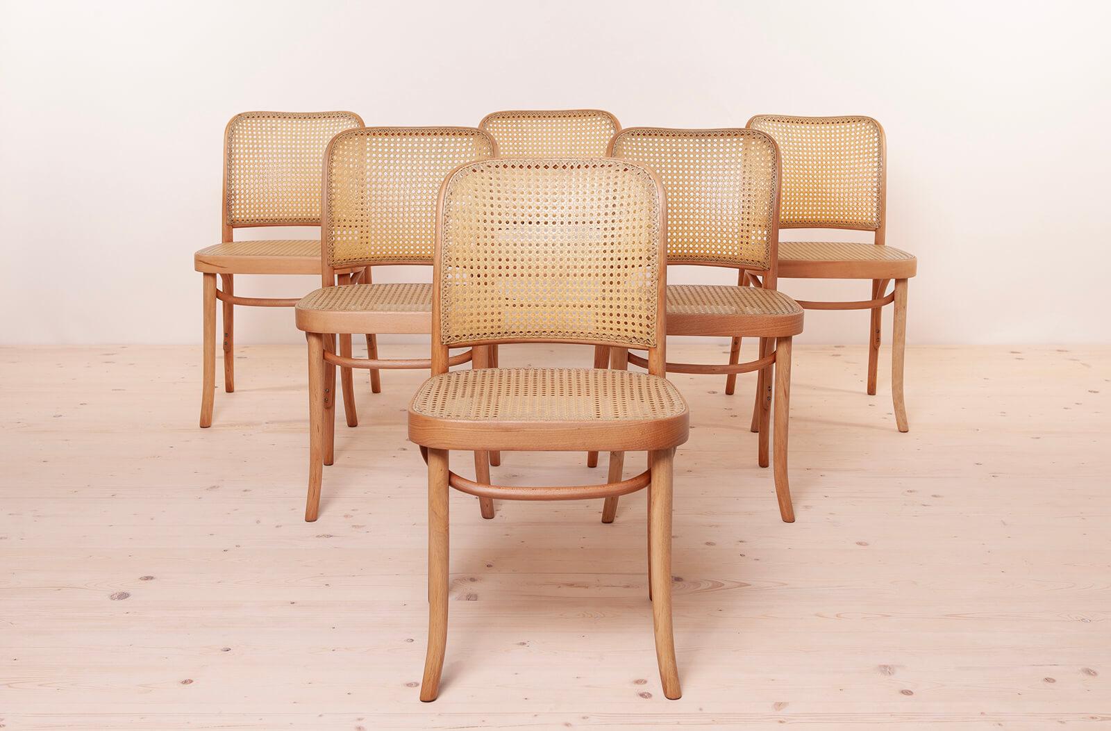 Cet ensemble de six chaises de salle à manger exquises a été conçu par le célèbre designer Josef Hoffmann et réalisé par la prestigieuse marque Thonet. L'origine de la production de cet ensemble particulier reste cependant inconnue. Connu sous le
