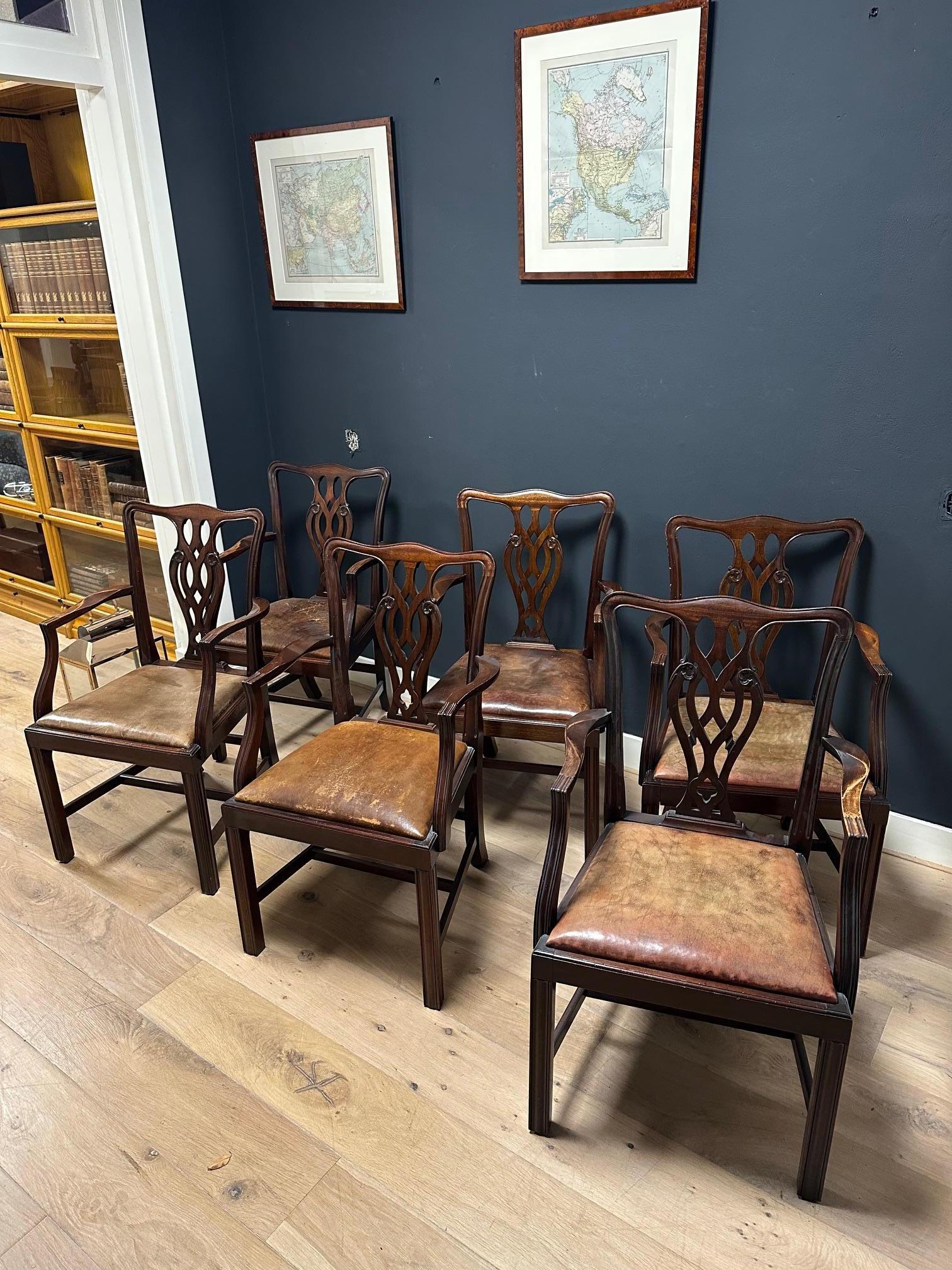 Set of 6 antique English mahogany chairs.
In good condition. With signs of wear.

Origin: England
Period: Circa 1920
