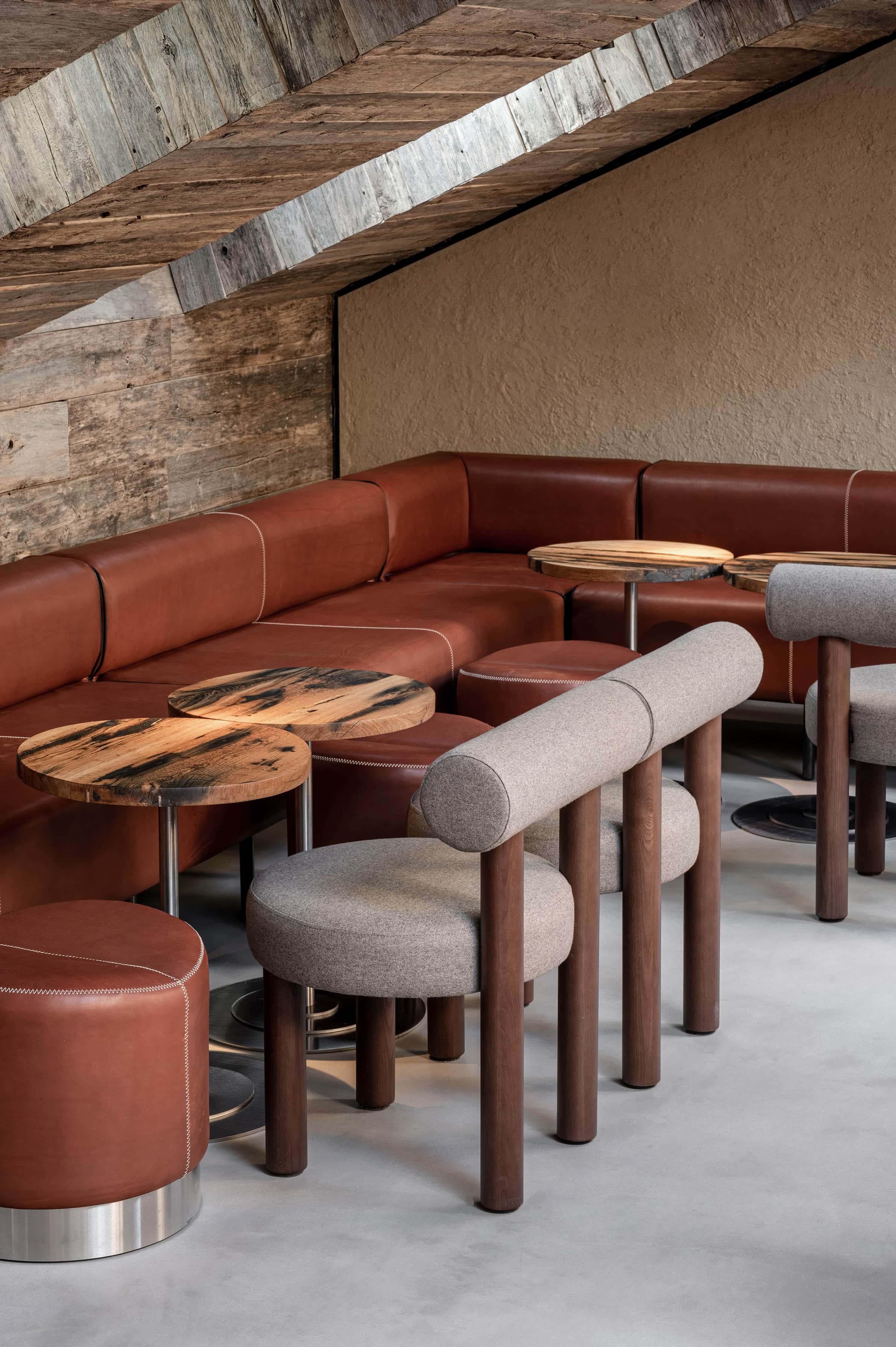 Ensemble de 6 chaises de salle à manger Gropius CS2 en velours Venus avec pieds en bois par NOOM en vente 4