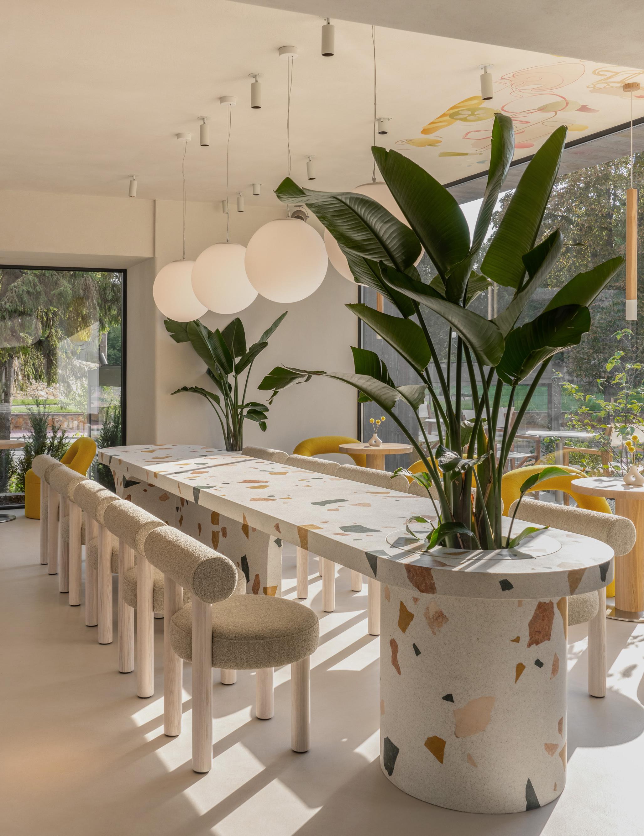 Ensemble de 6 chaises de salle à manger Gropius CS2 en velours Venus avec pieds en bois par NOOM Neuf - En vente à Paris, FR