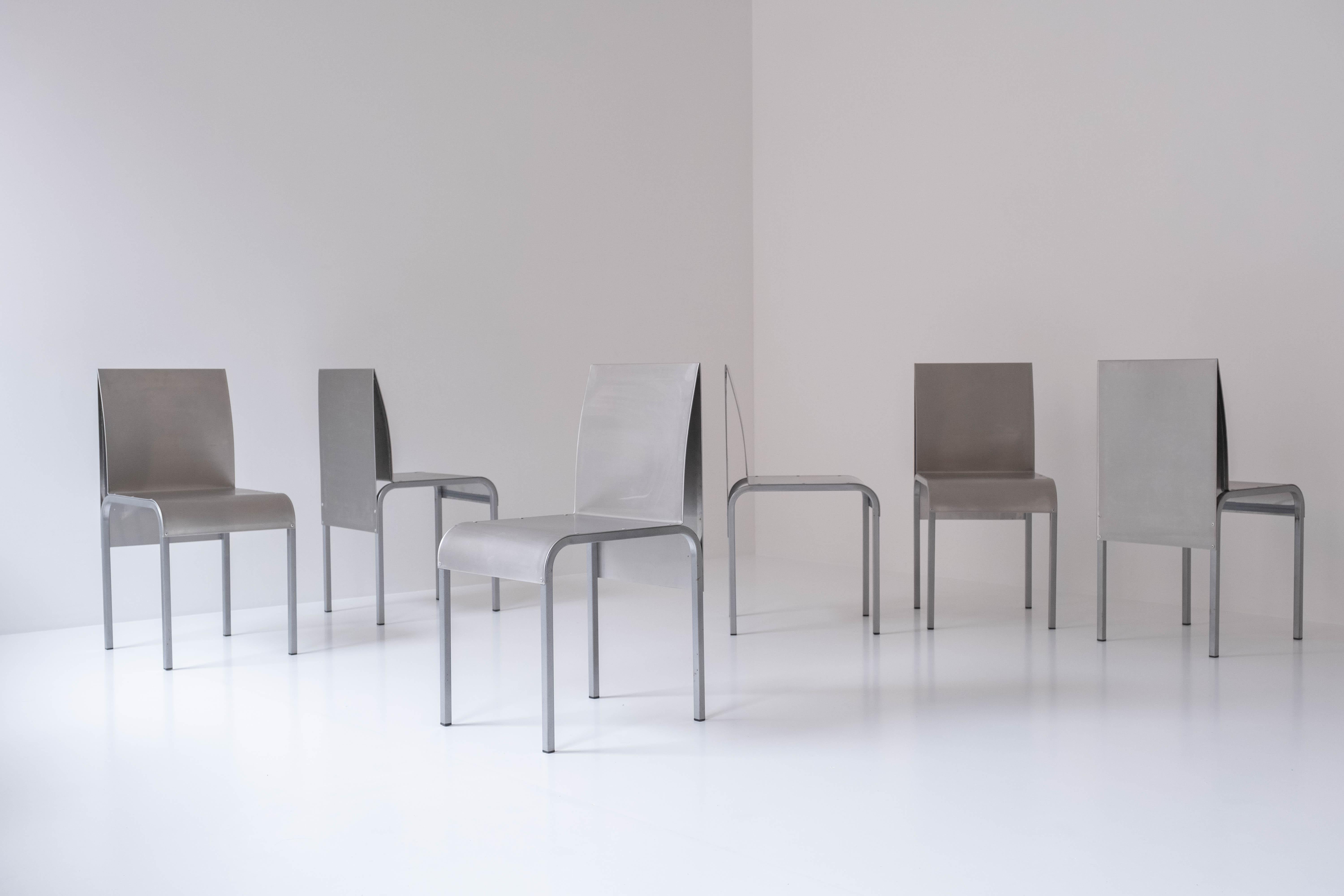 Satz von 6 Esszimmerstühlen aus gebogenem Aluminium, entworfen und hergestellt in Belgien in den 1980er Jahren. Diese Stühle haben Metallbeine und weisen kleinere Abnutzungserscheinungen durch Alter und Gebrauch auf.