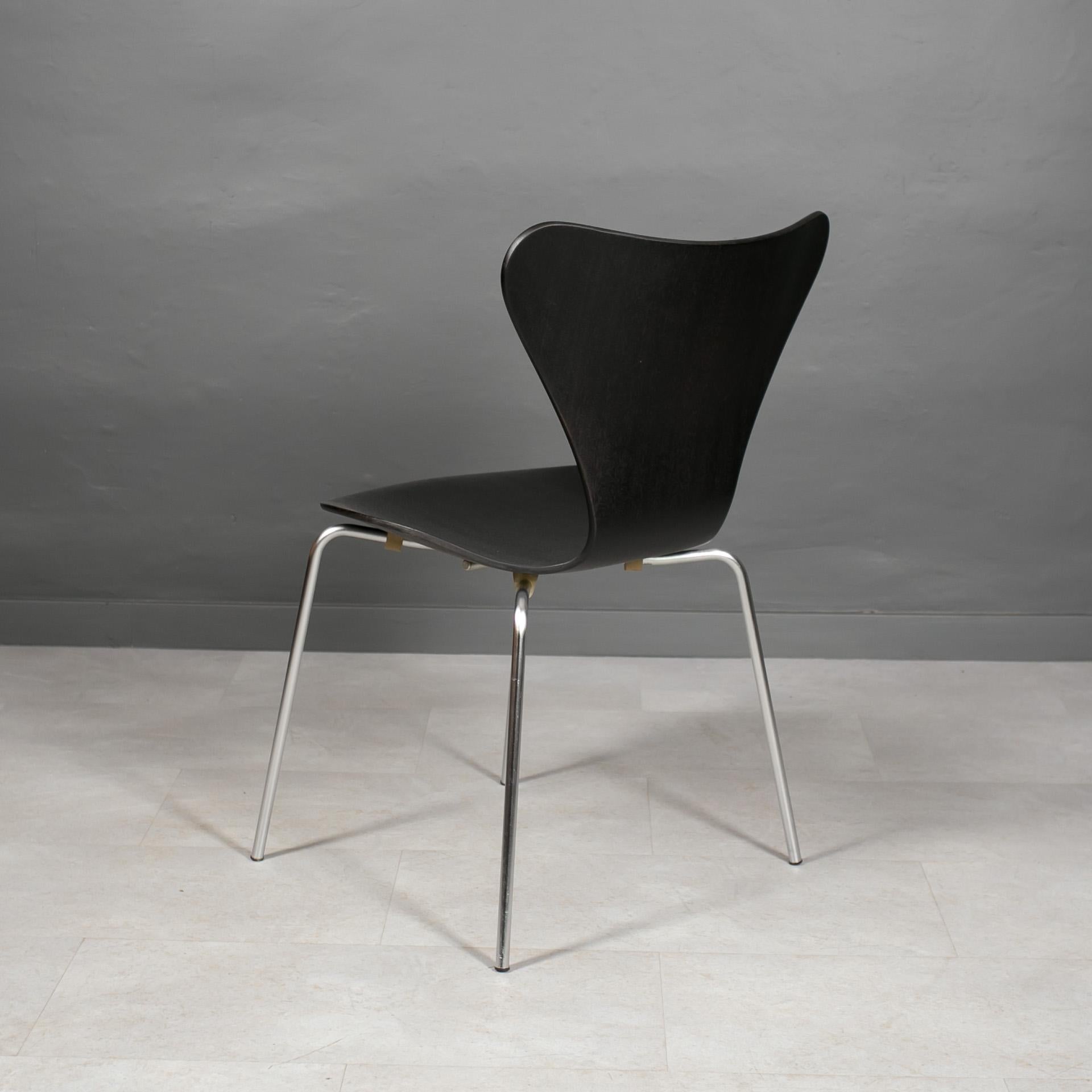 Ensemble de 6 chaises de salle à manger en noir, Series7 par Arne Jacobsen, Fritz Hansen, années 1950 en vente 4