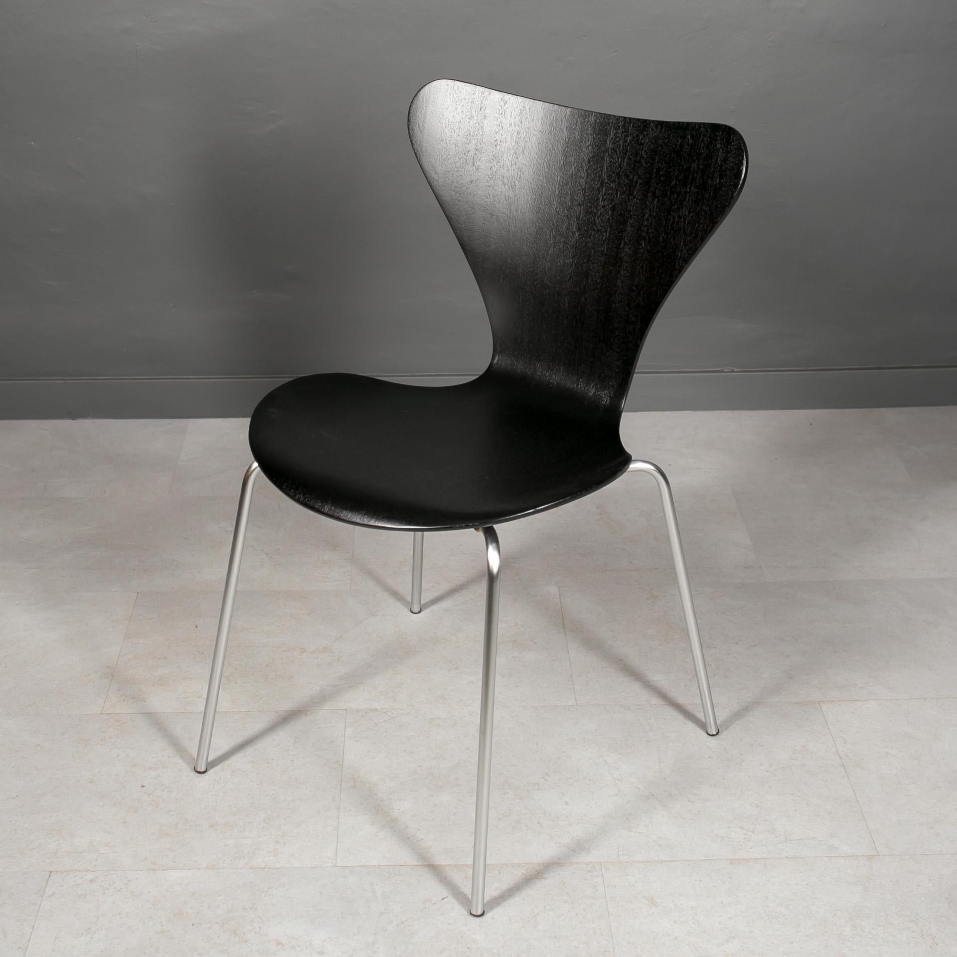 Ensemble de 6 chaises de salle à manger en noir, Series7 par Arne Jacobsen, Fritz Hansen, années 1950 en vente 7