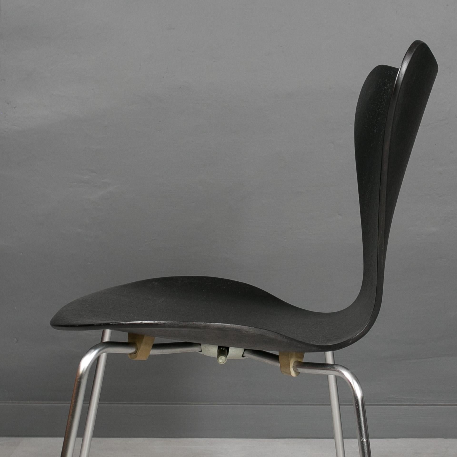 Ensemble de 6 chaises de salle à manger en noir, Series7 par Arne Jacobsen, Fritz Hansen, années 1950 en vente 10