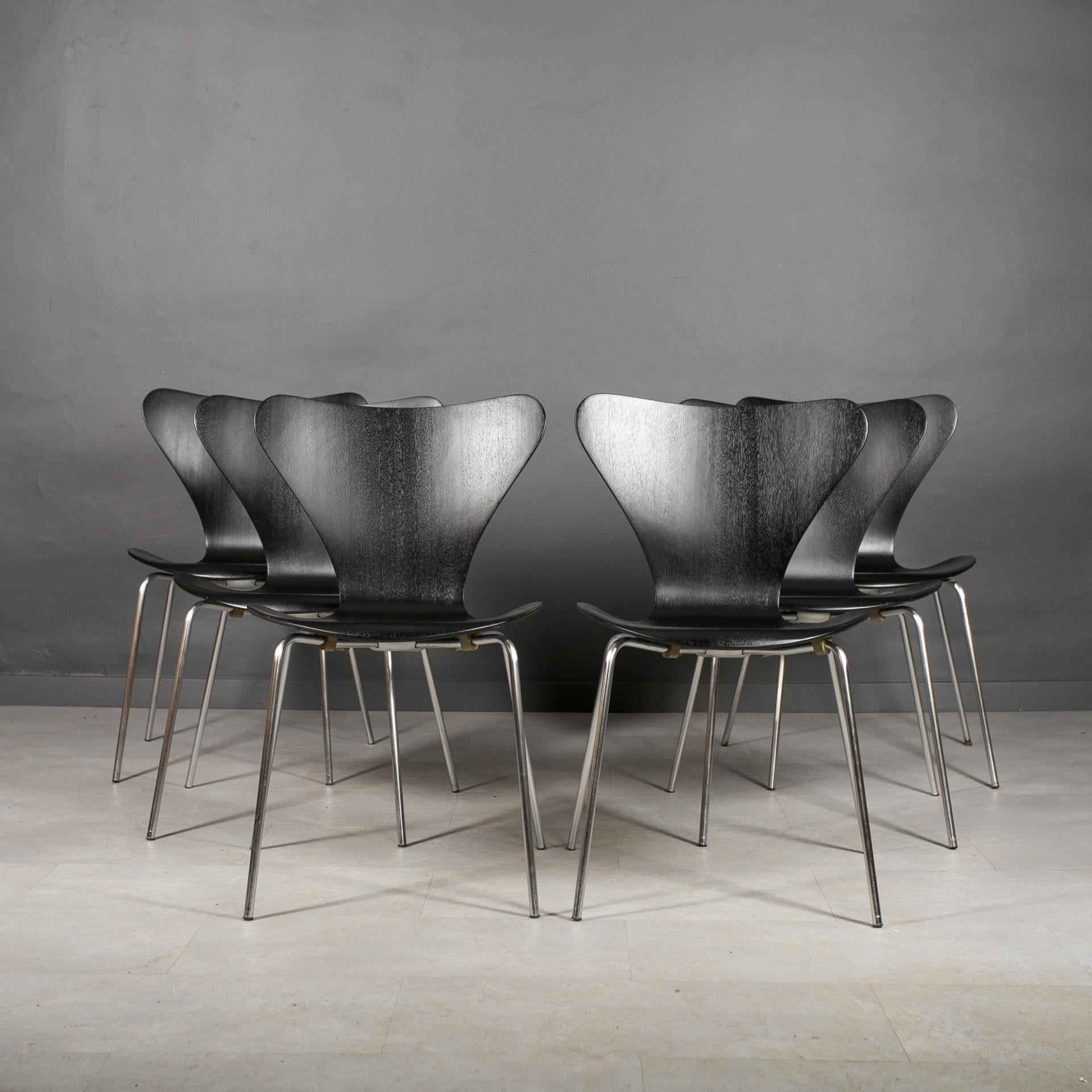 Élevez votre espace avec l'élégance intemporelle de la chaise 3107 de Fritz Hansen, un chef-d'œuvre né du génie créatif du designer Arne Jacobsen en 1955. Cette chaise emblématique de la Série 7™ allie harmonieusement forme et fonction, ce qui en