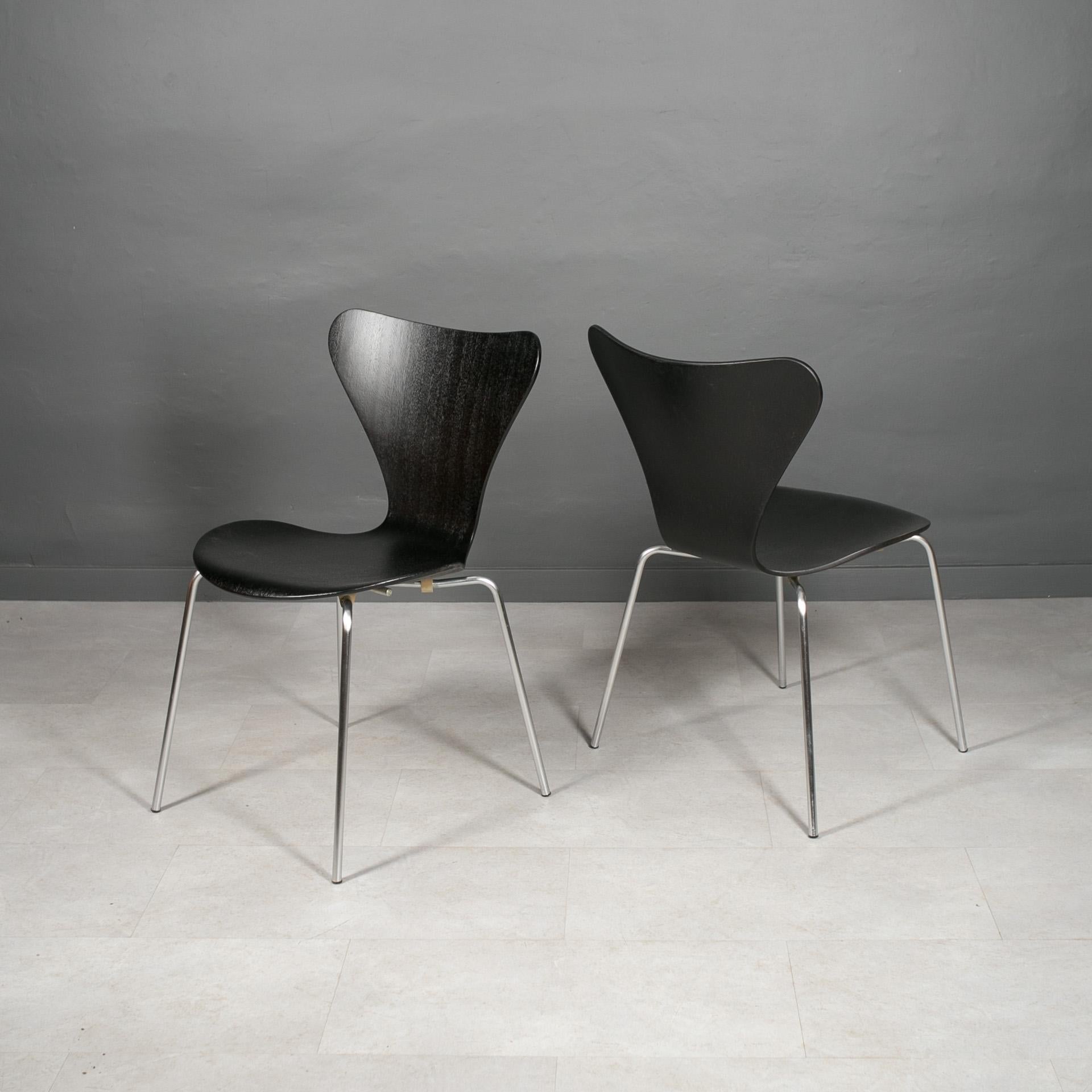 Milieu du XXe siècle Ensemble de 6 chaises de salle à manger en noir, Series7 par Arne Jacobsen, Fritz Hansen, années 1950 en vente
