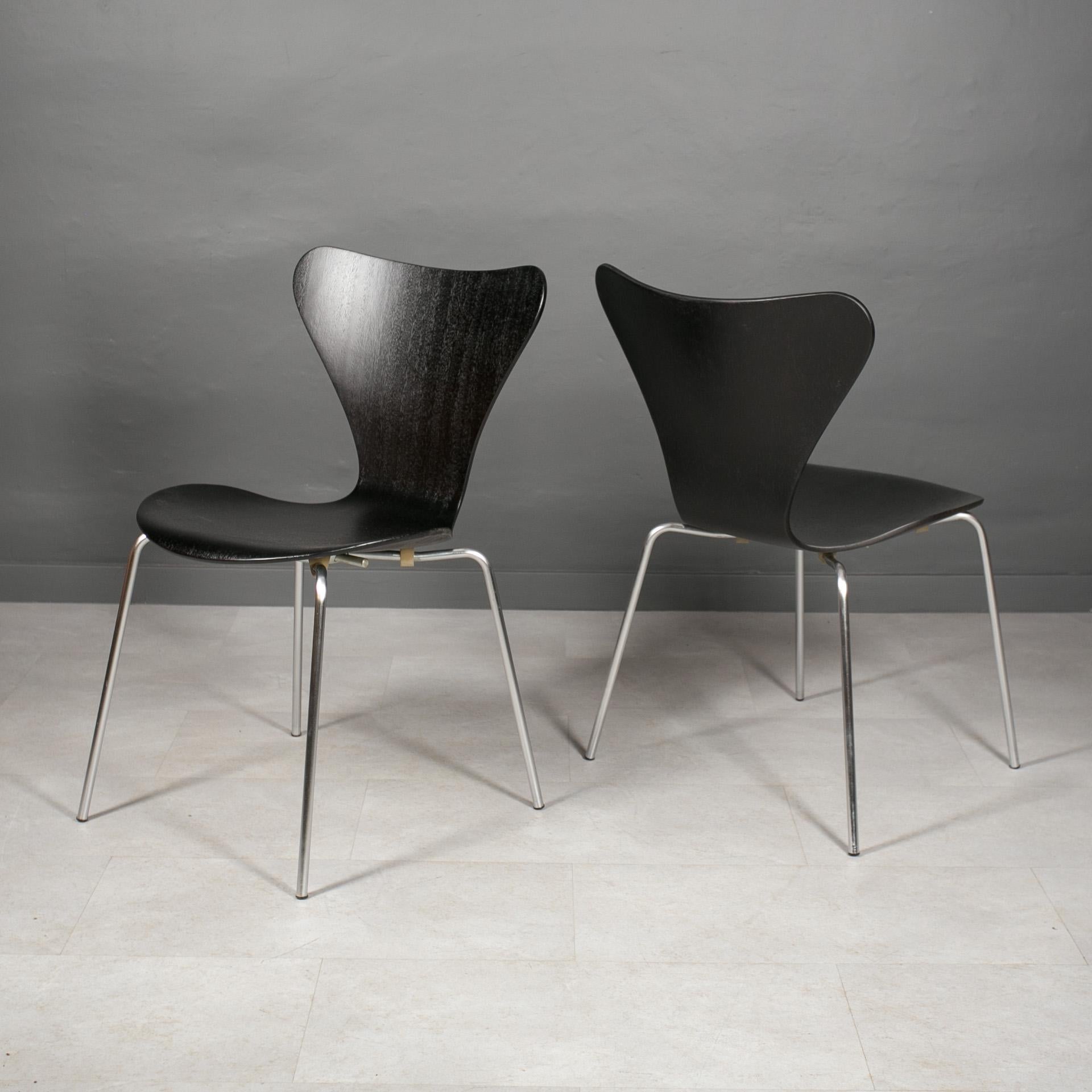 Contreplaqué Ensemble de 6 chaises de salle à manger en noir, Series7 par Arne Jacobsen, Fritz Hansen, années 1950 en vente