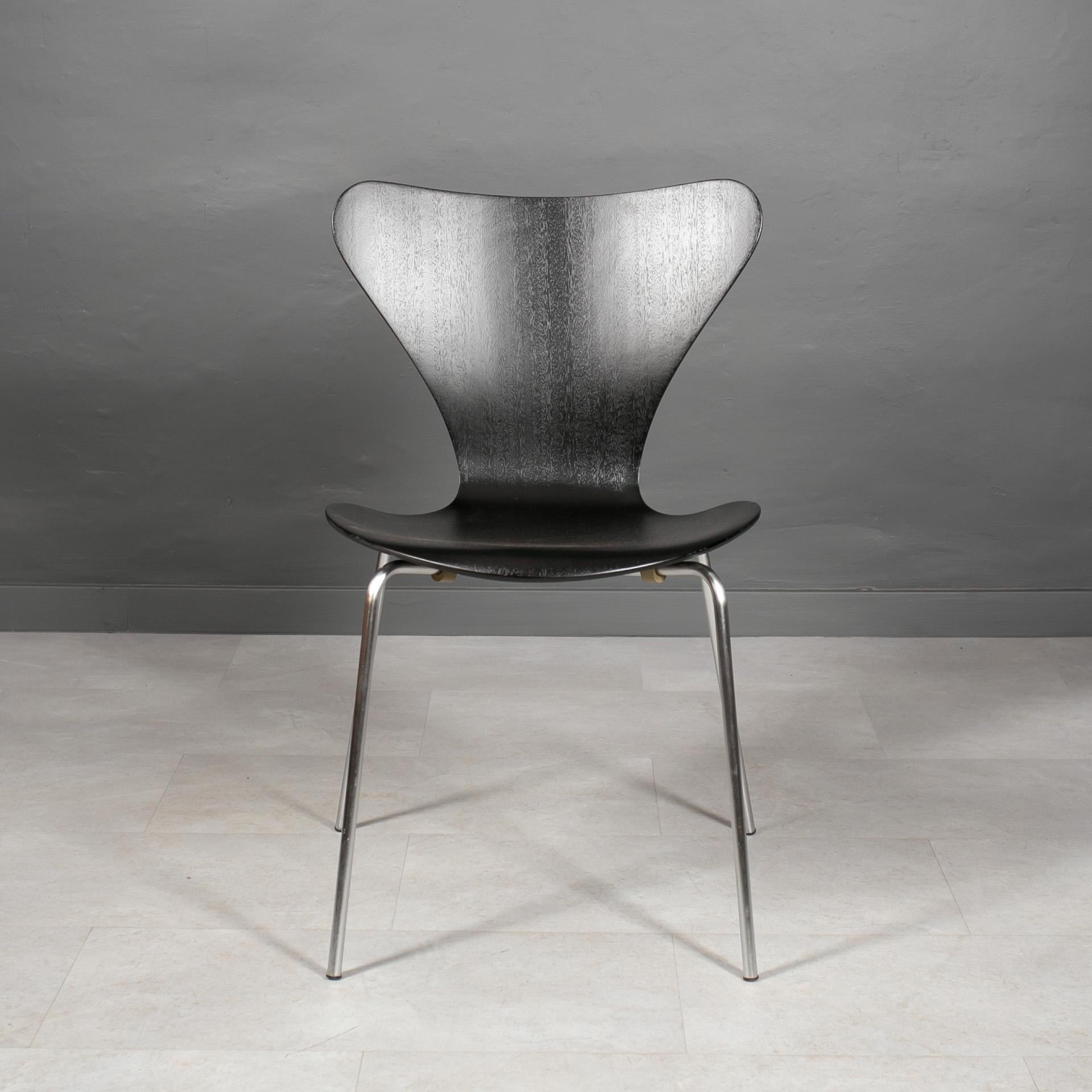 Ensemble de 6 chaises de salle à manger en noir, Series7 par Arne Jacobsen, Fritz Hansen, années 1950 en vente 1