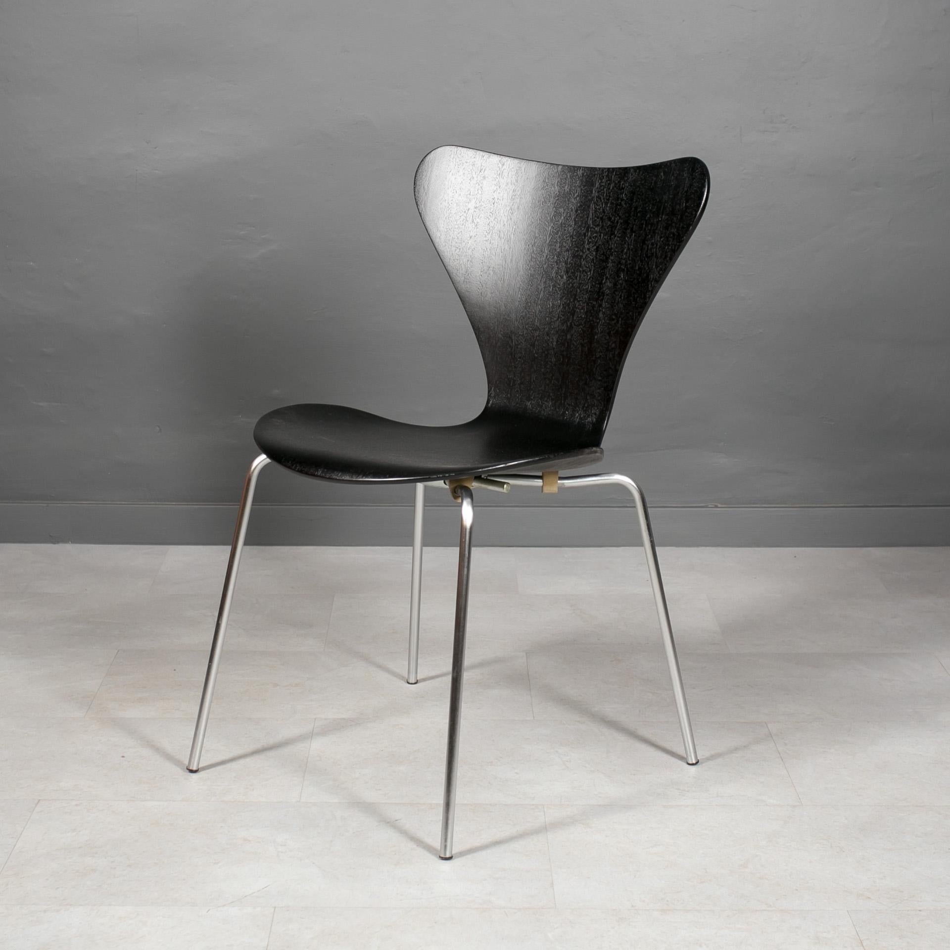 Ensemble de 6 chaises de salle à manger en noir, Series7 par Arne Jacobsen, Fritz Hansen, années 1950 en vente 2