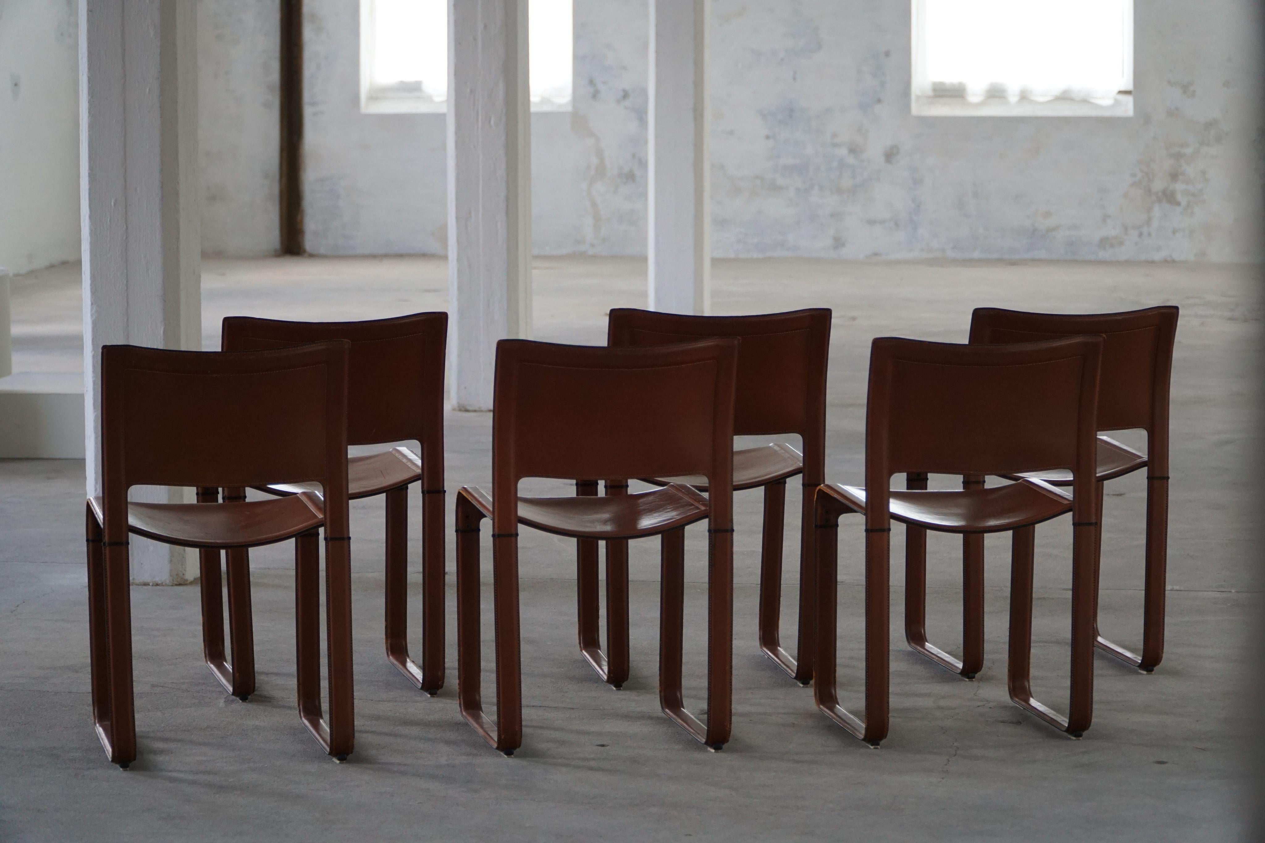 Set di 6 sedie da pranzo in pelle marrone/rossa, Tito Agnoli, Modernità italiana, anni '70 in vendita 7