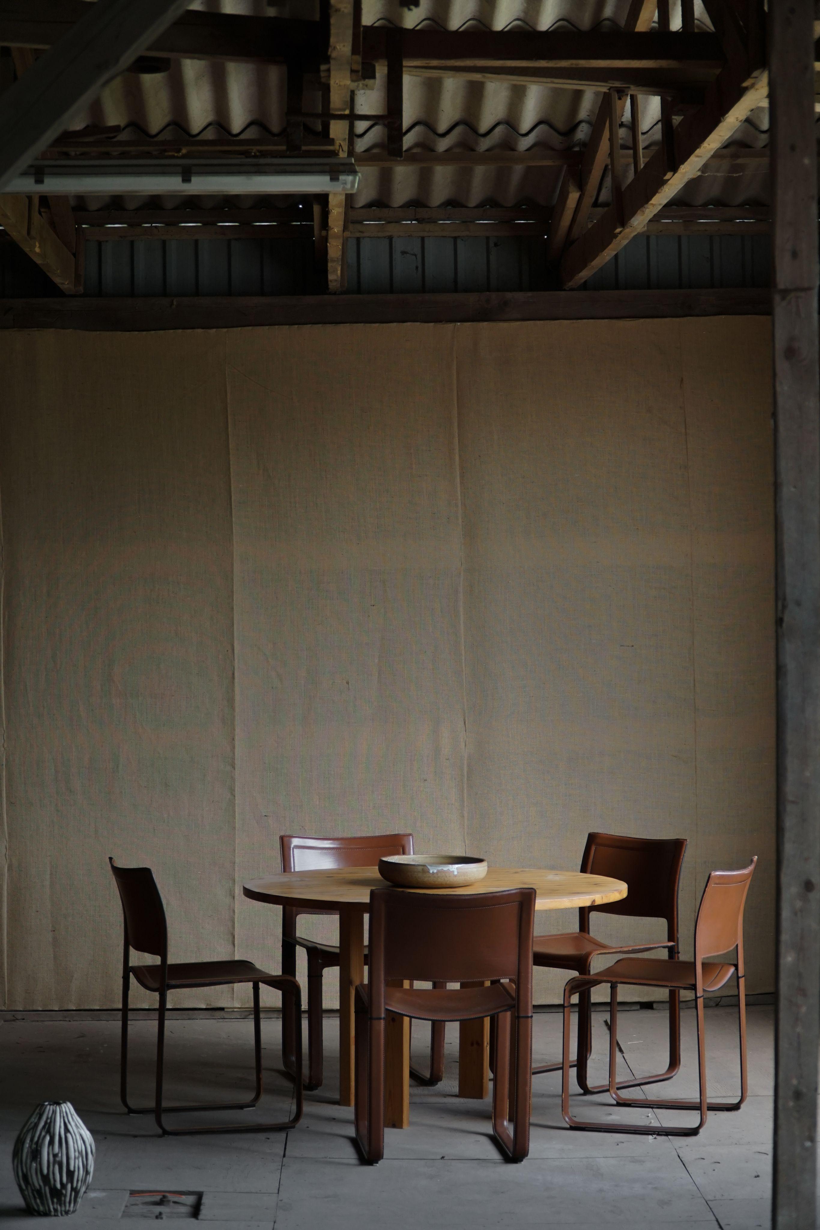 Set di 6 sedie da pranzo in pelle marrone/rossa, Tito Agnoli, Modernità italiana, anni '70 in vendita 9