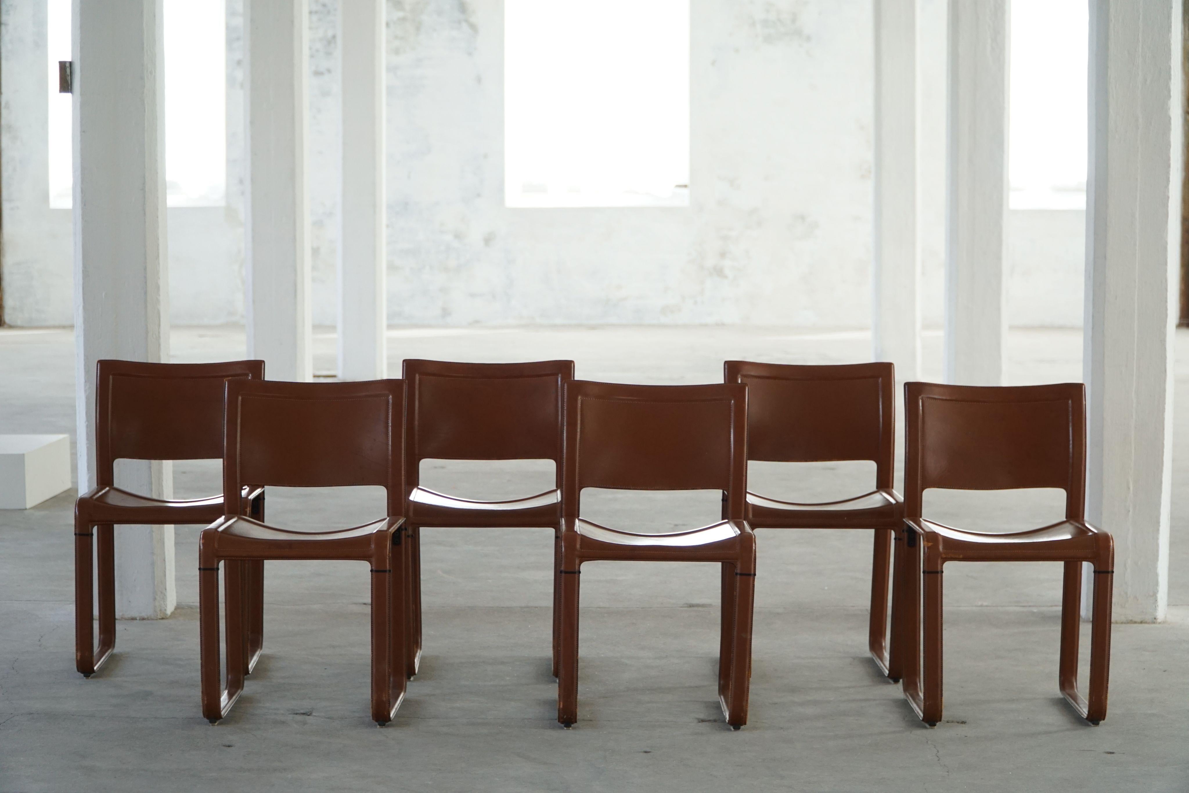 Pelle Set di 6 sedie da pranzo in pelle marrone/rossa, Tito Agnoli, Modernità italiana, anni '70 in vendita