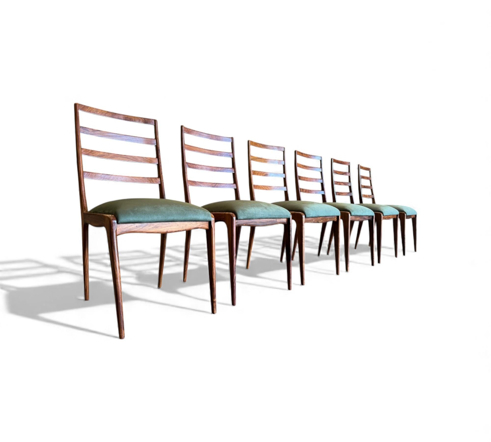 Dieses elegante Set aus sechs Stühlen ist aus sattbraunem Caviuna-Holz gefertigt, das sorgfältig aufgearbeitet wurde, um einen tadellosen Zustand zu erreichen. Das ergonomische Design der Rückenlehne ergänzt den Sitz und die Beine und schafft ein