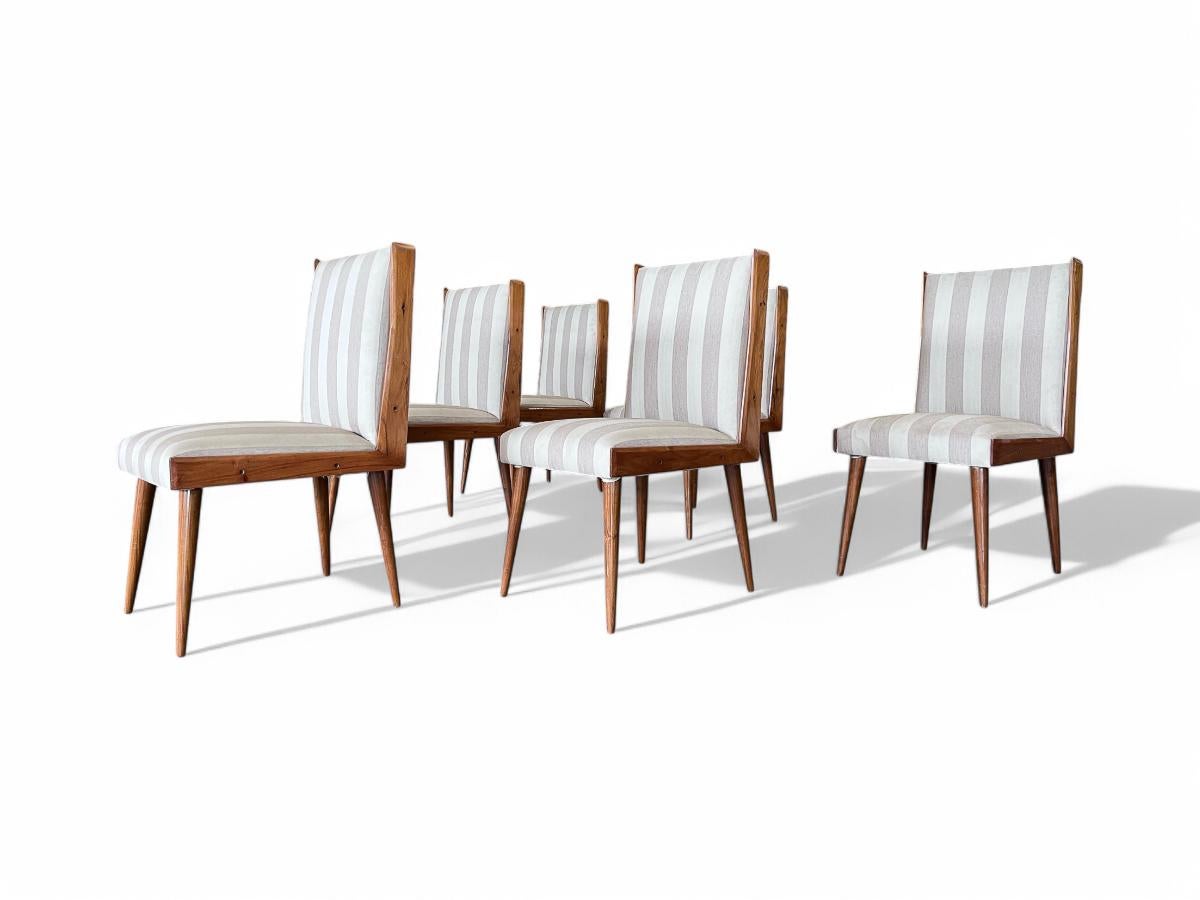Disponibile da oggi, questo set di 6 sedie da pranzo di Giuseppe Scapinelli è a dir poco spettacolare!

Presenta un set scultoreo ed elegante di sei sedie da pranzo, ognuna delle quali vanta uno schienale scolpito e gambe ricurve. Il set è