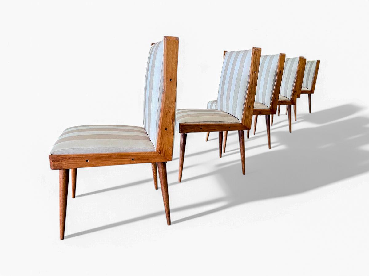 Brasiliano Set di 6 sedie da pranzo in legno duro e tessuto di Giuseppe Scapinelli, 1950 ca. in vendita