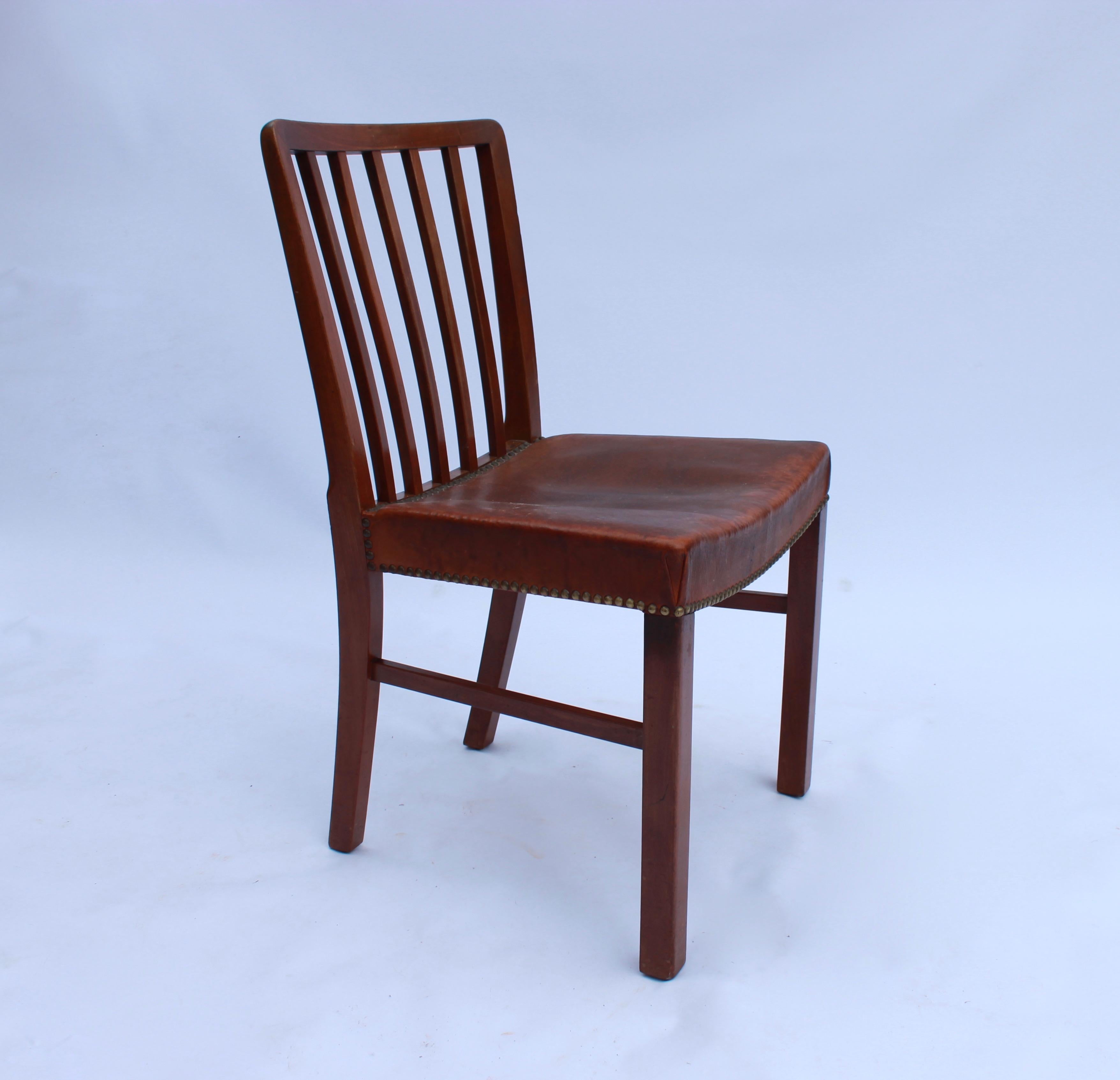Set of 6 dining chairs in light mahogany and originally upholstered with patinated leather by Fritz Hansen from the 1940s. The chairs are in great vintage condition.

This product will be inspected thoroughly at our professional workshop by our