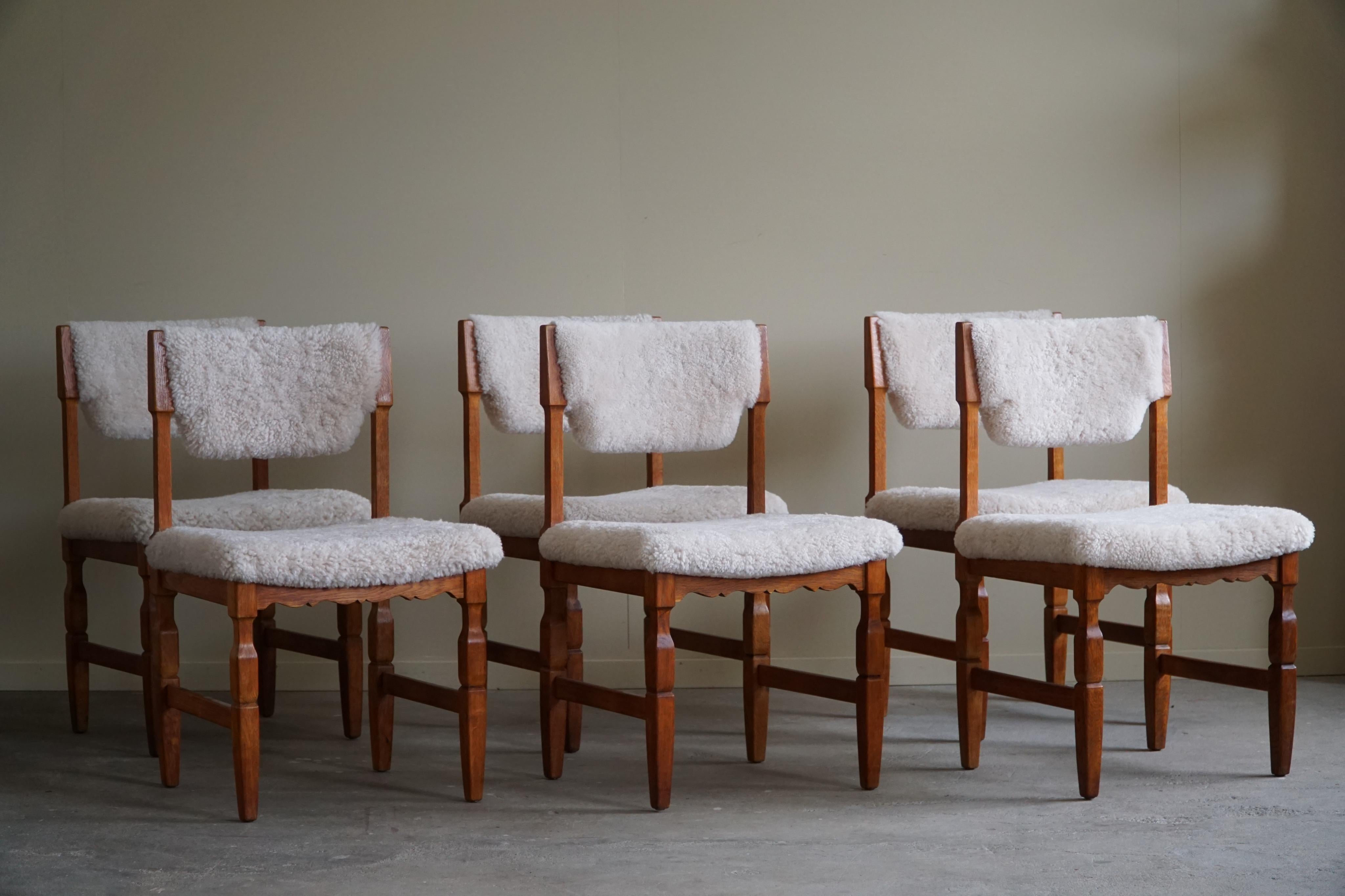 Erhöhen Sie Ihr Esserlebnis mit diesem bemerkenswerten Set aus sechs dänischen Mid Century Modern Esszimmerstühlen, einem wahren Zeugnis der zeitlosen Schönheit und Handwerkskunst der 1960er Jahre. Die aus Eichenholz gefertigten Stühle mit ihren neu