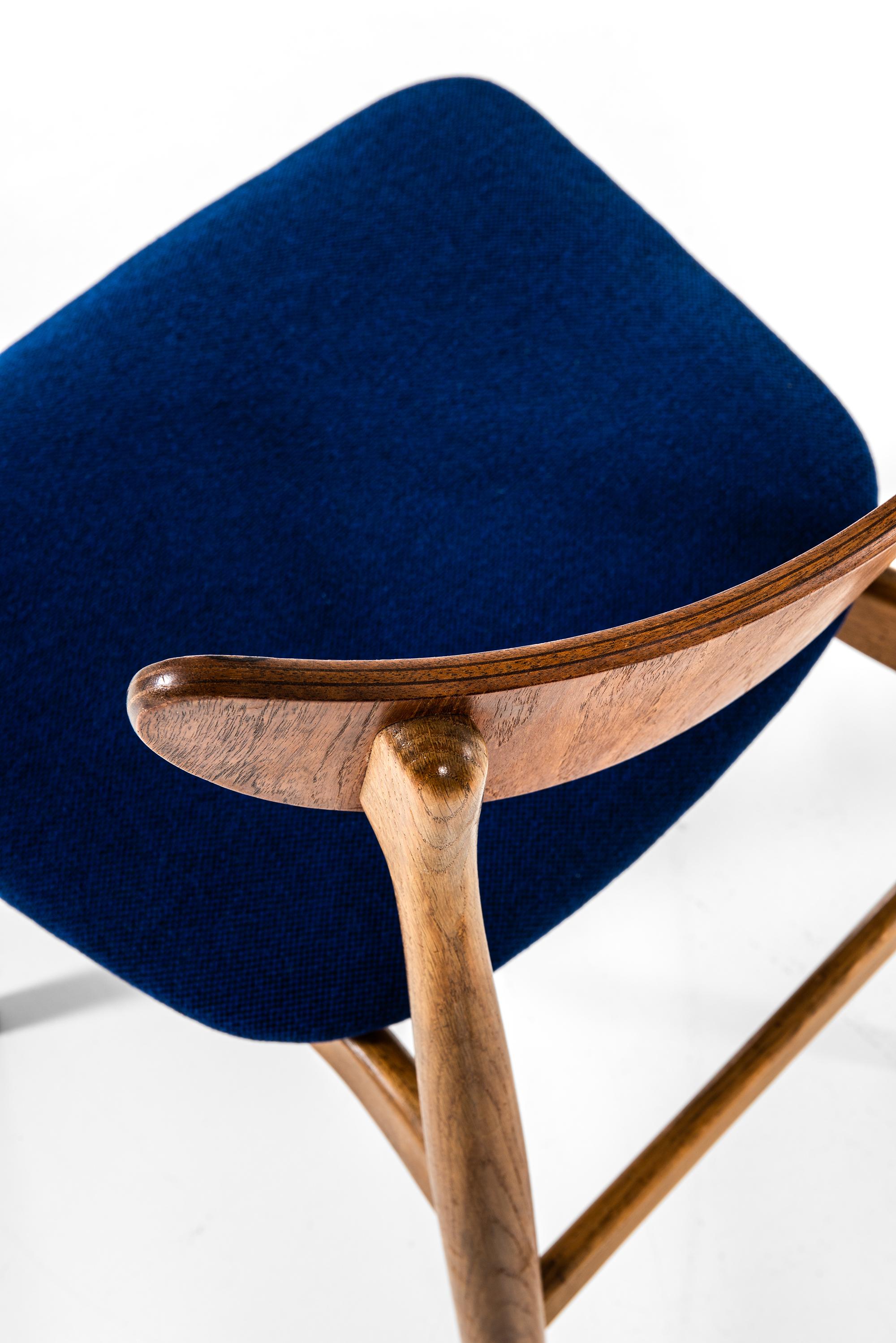 Set di sei sedie da pranzo in Oak, Teak e tessuto blu Prodotto in Danimarca in vendita 4