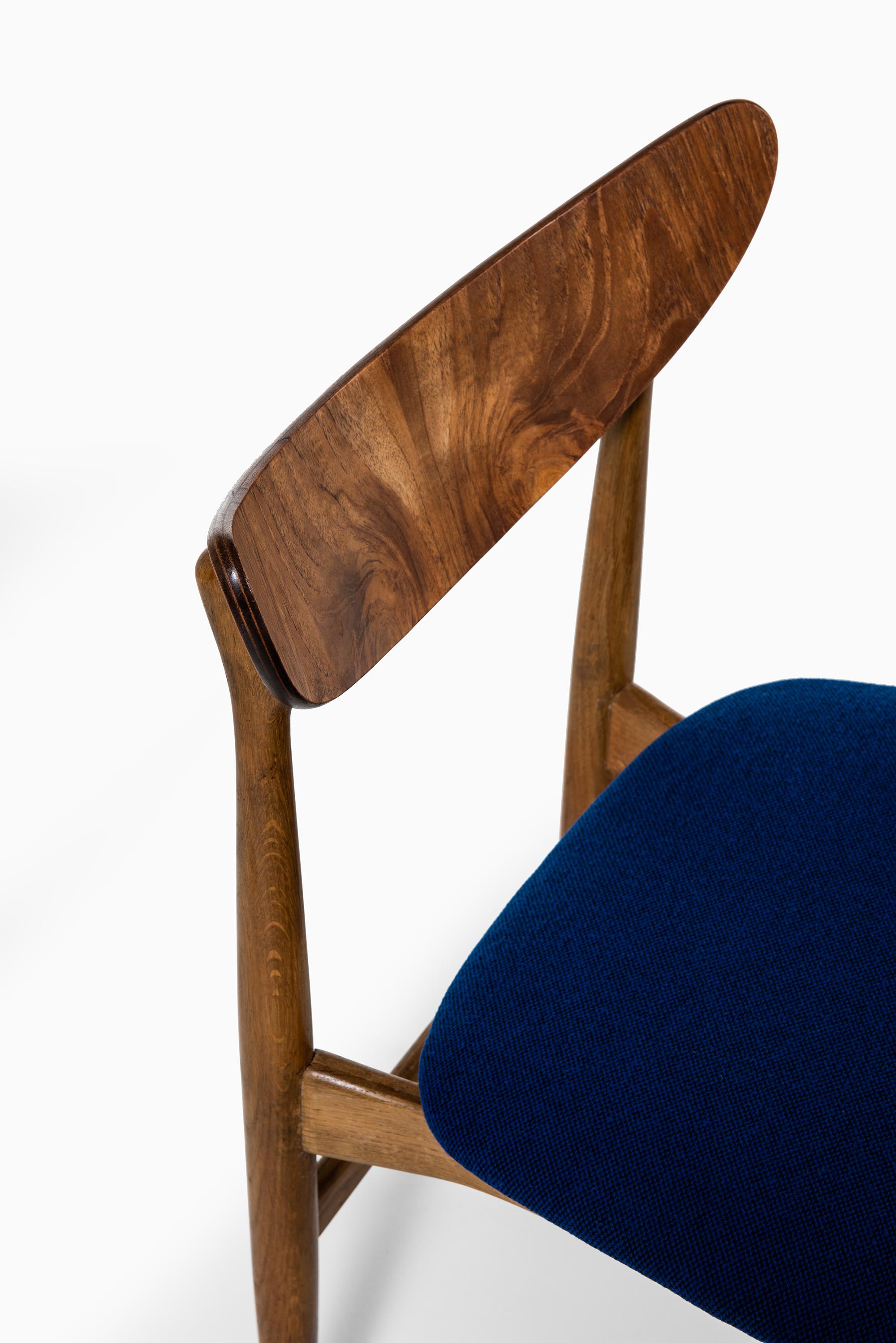 Set of Six Dining Chairs in Oak, Teak and Blue Fabric Produced in Denmark For Sale 6