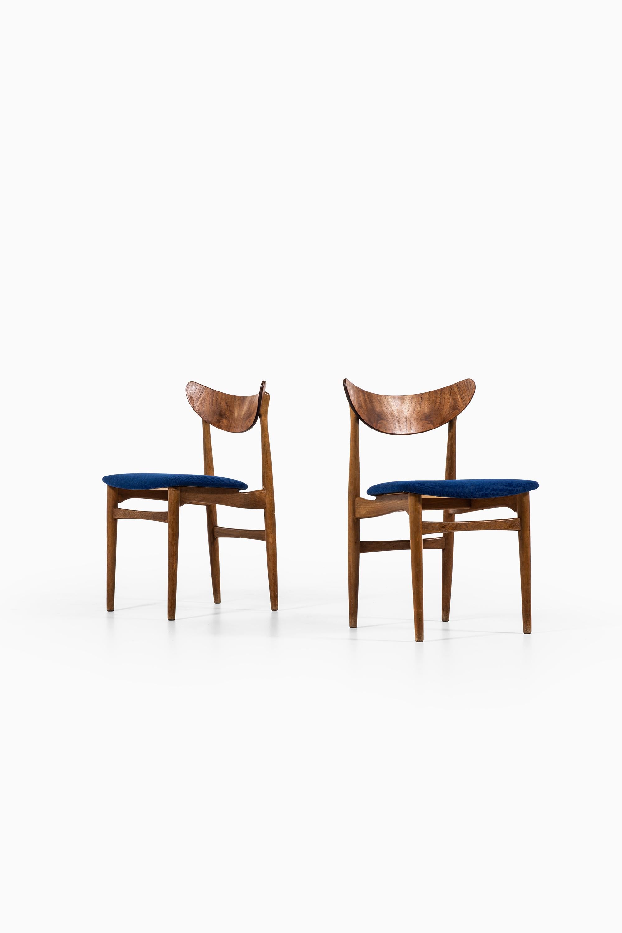 Mid-20th Century Set of Six Dining Chairs in Oak, Teak and Blue Fabric Produced in Denmark For Sale