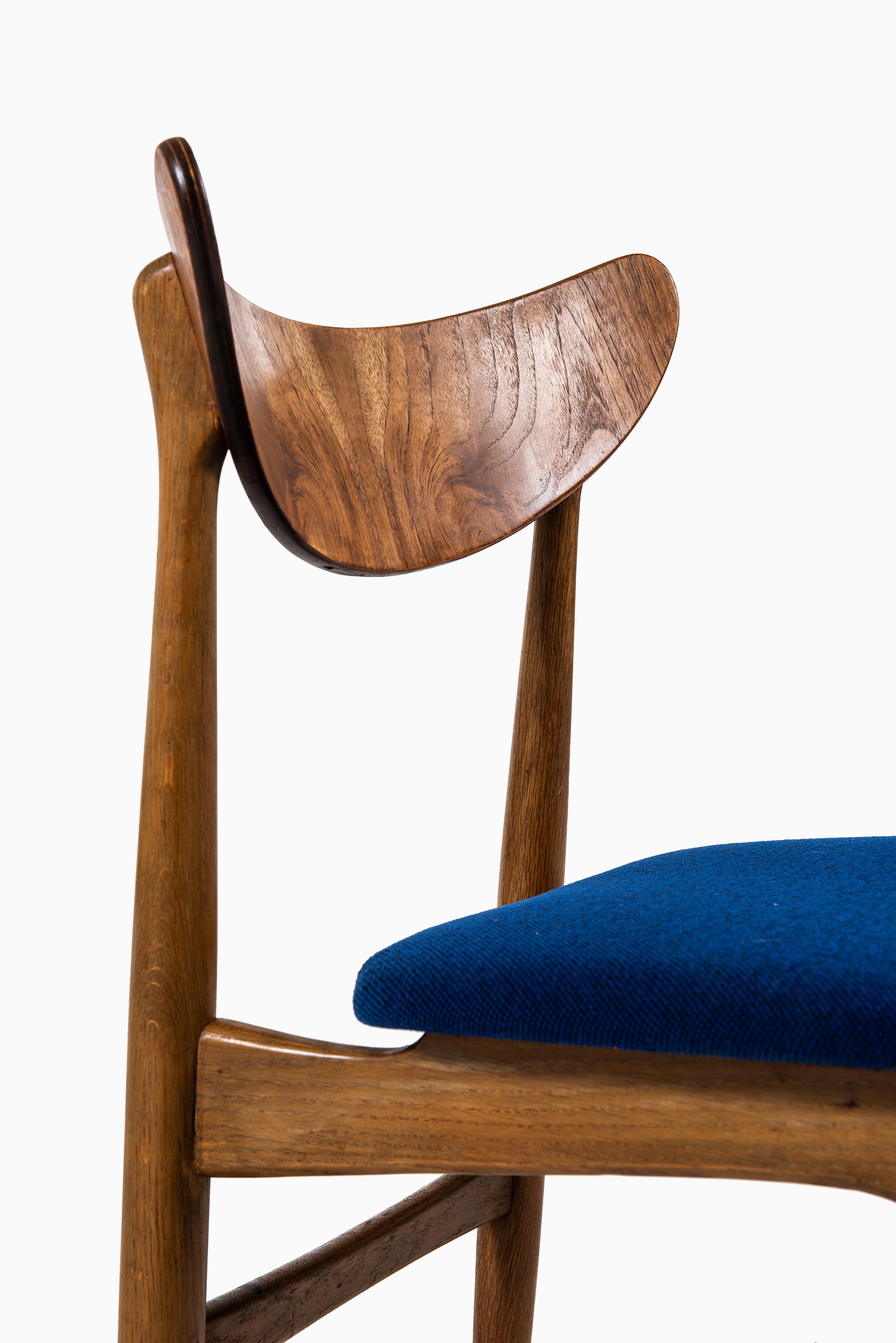 Set of Six Dining Chairs in Oak, Teak and Blue Fabric Produced in Denmark For Sale 1