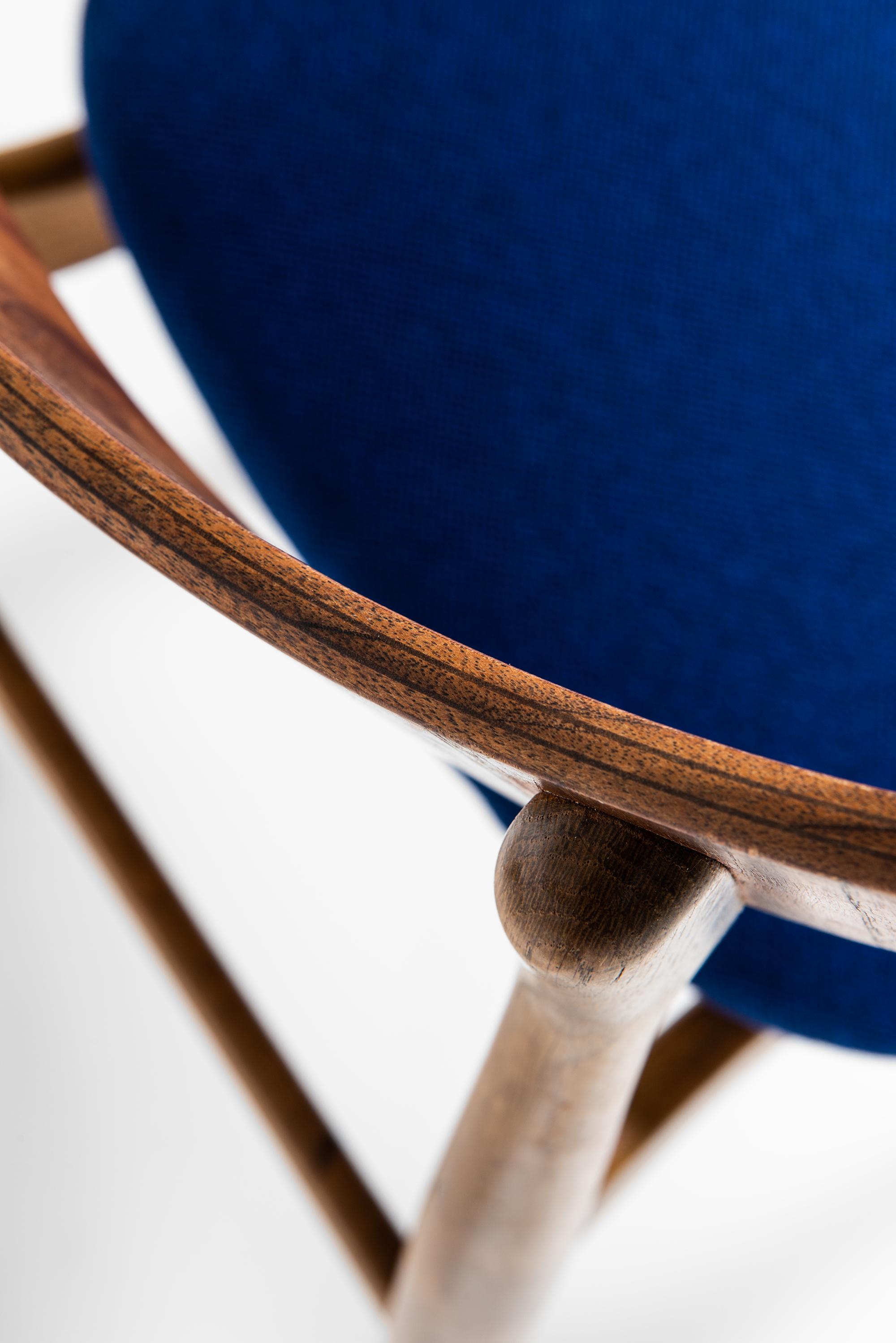 Set of Six Dining Chairs in Oak, Teak and Blue Fabric Produced in Denmark For Sale 2