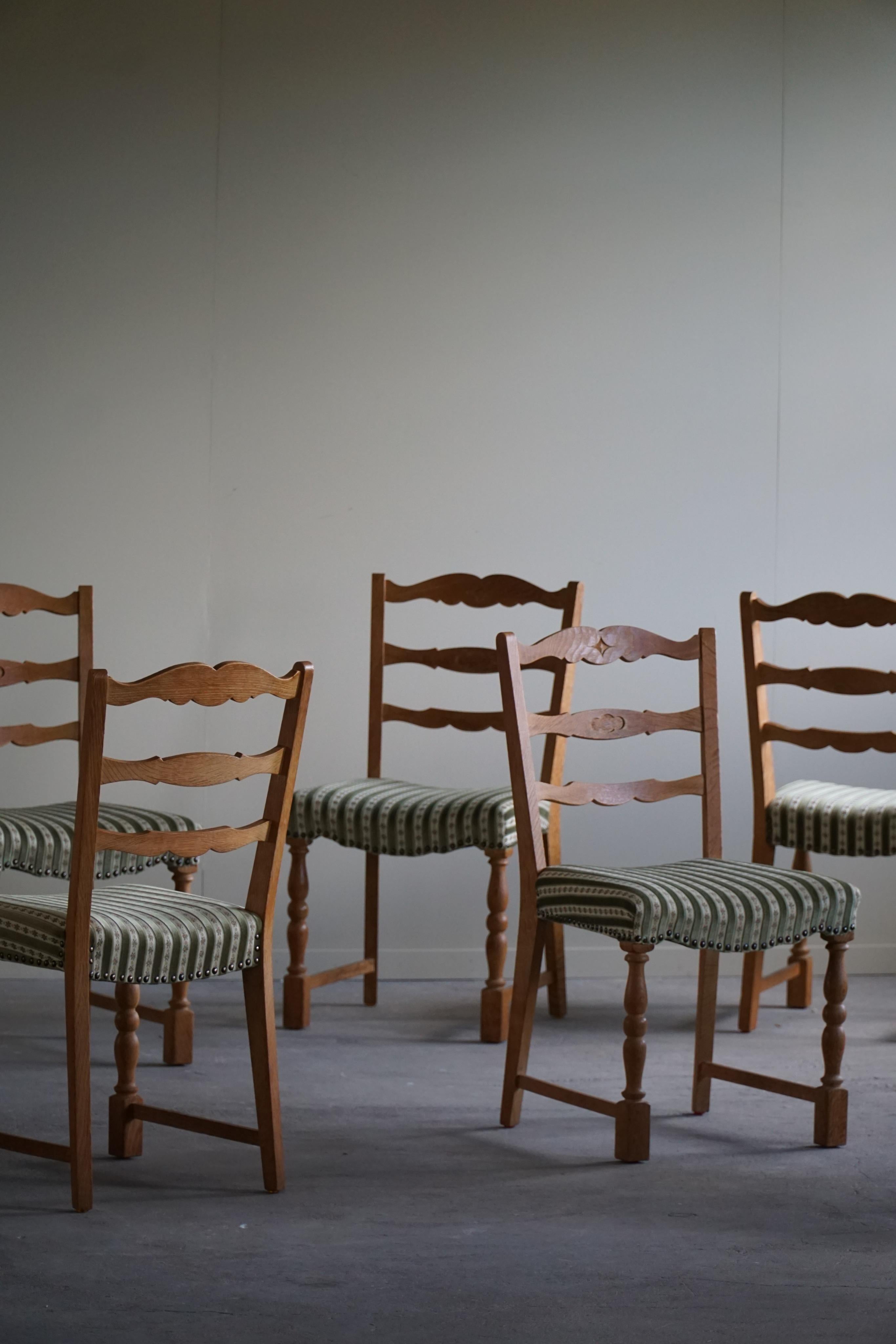 A sculptural classic set of 6 dining chairs in oak and it´s original vintage fabric, made by a danish cabinetmaker in the 1960s. 

The overall impression of these mid century chairs are really good.
These modern chairs have a really strong