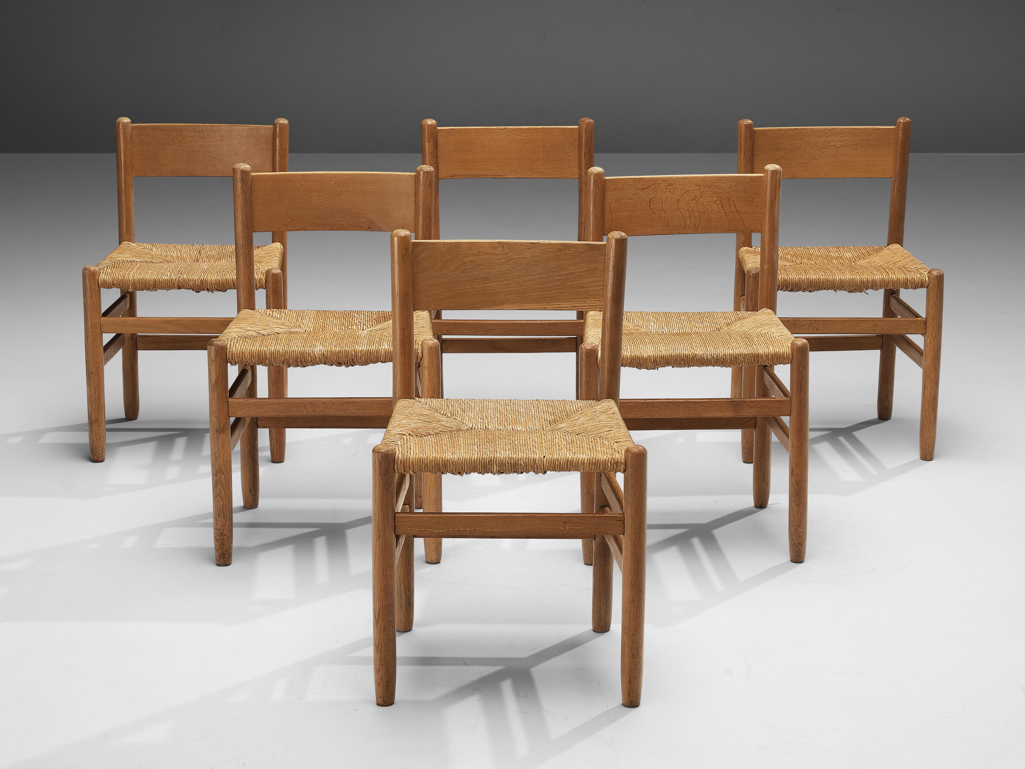 Dining chairs, oak, rush, Europe, 1960s

Set of dining chairs with a natural look. These chairs convince through their almost monochrome design. The combination of blond oak and rush seats in the same color tone, create a pleasing chair.