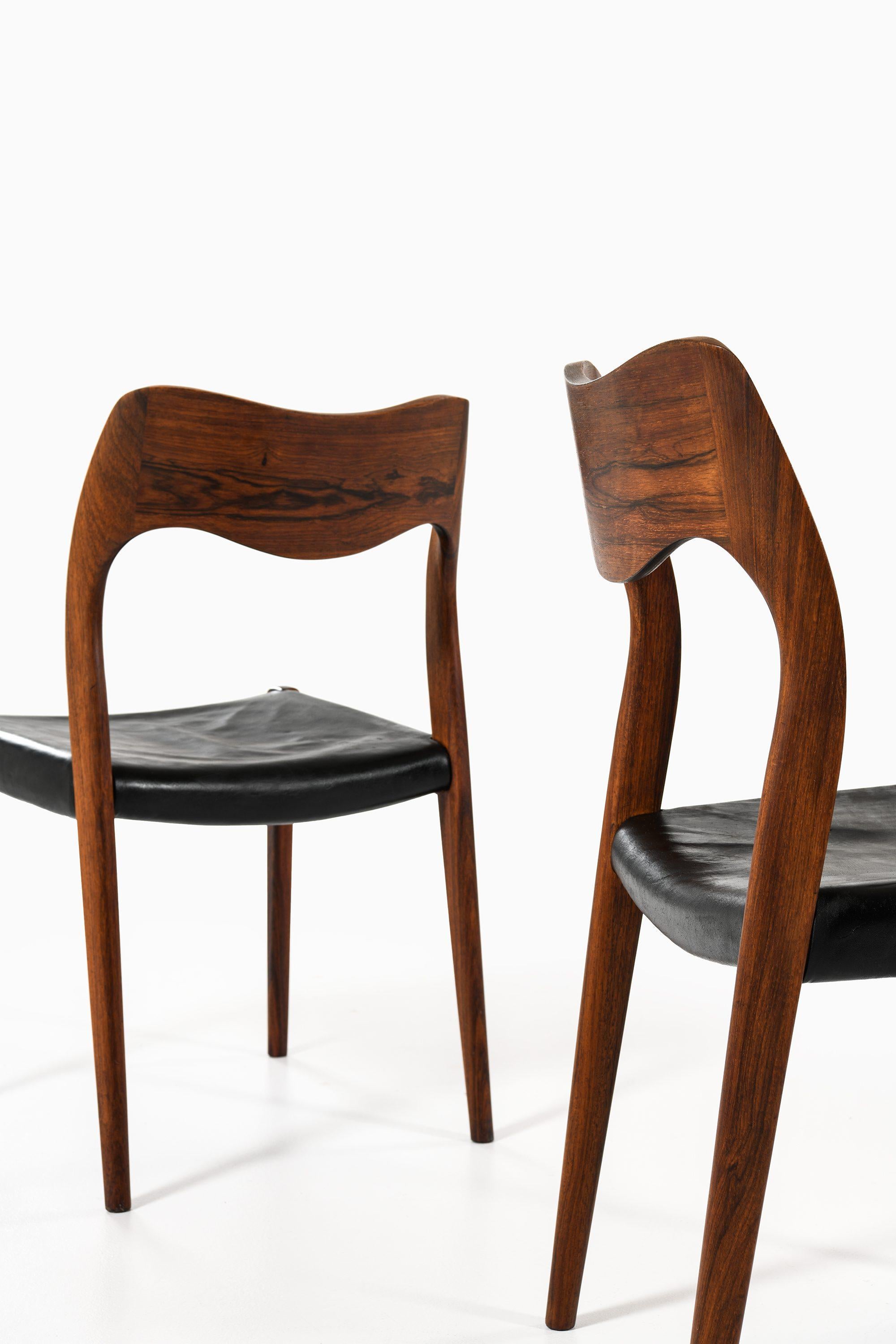 Danois Ensemble de 6 chaises de salle à manger en bois de rose et cuir noir original par Niels O. Møller en vente