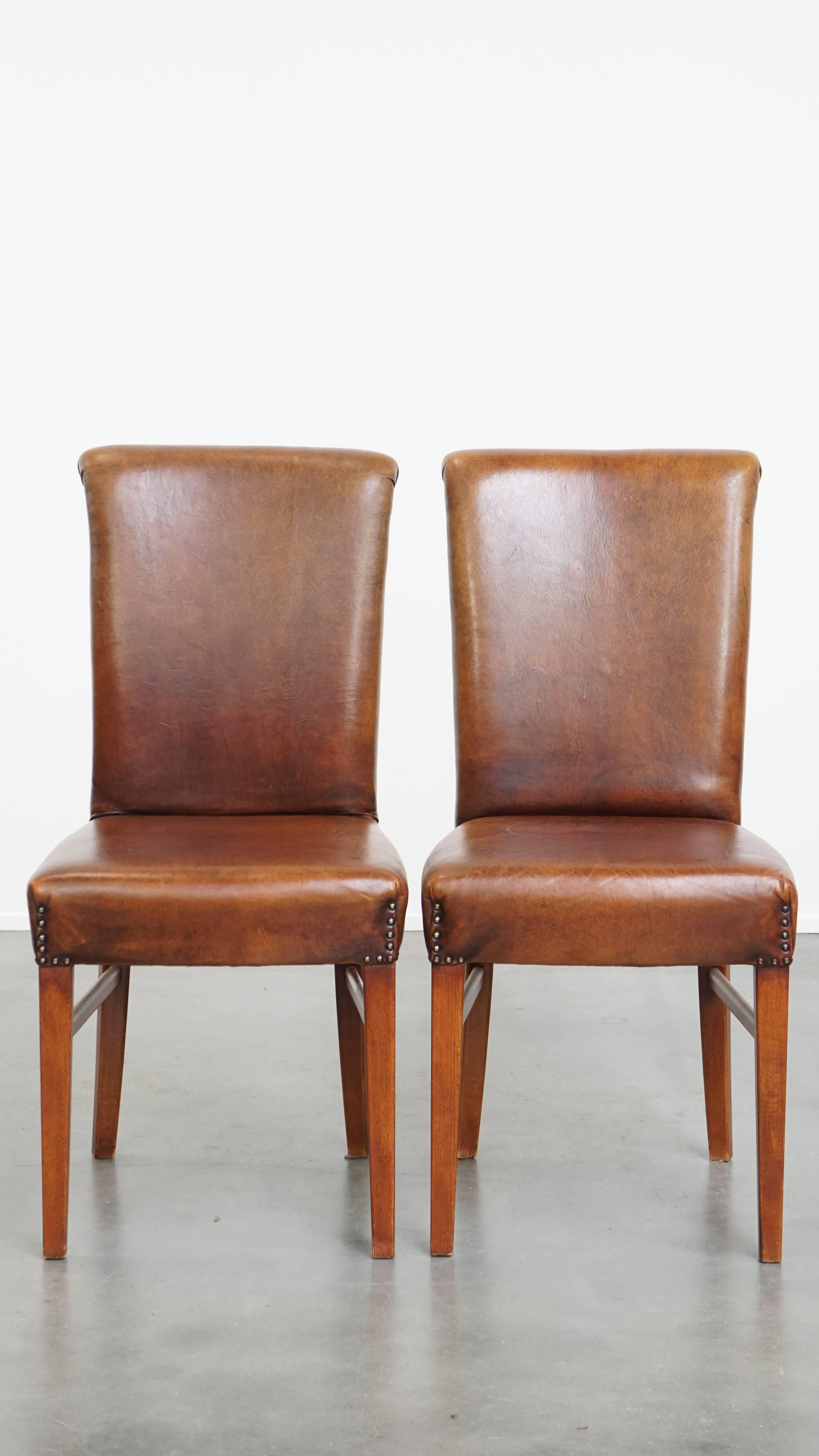 In offerta c'è un set di 6 comode e signorili sedie da pranzo in pelle di pecora, caratterizzate da un design senza tempo e da una raffinata decorazione di chiodi.

Con il suo aspetto elegante e maestoso e il suo bellissimo colore marrone, questo
