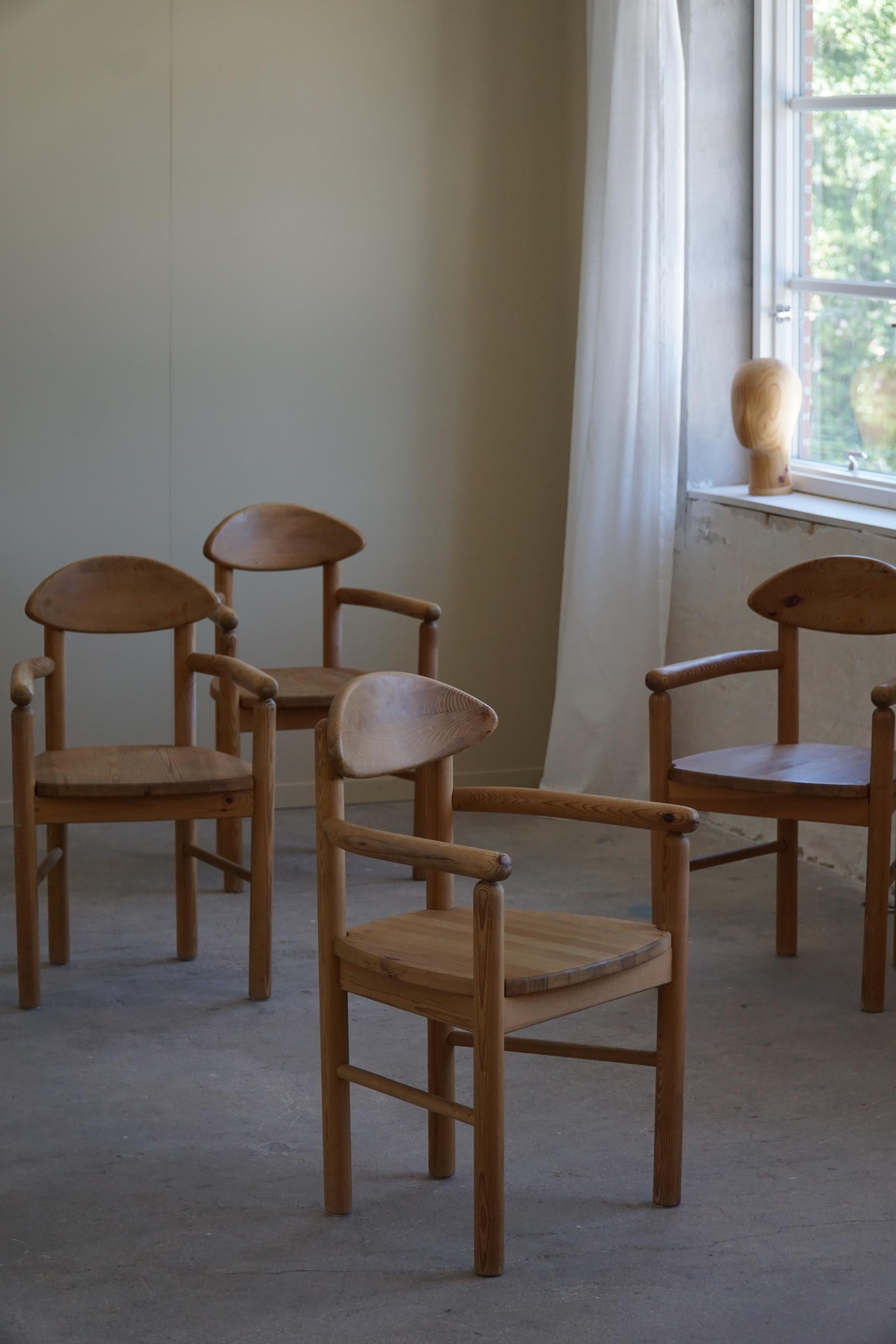 Ensemble de 6 fauteuils en pin massif. Conçu par Rainer Daumiller pour la scierie Hirtshals dans les années 1970, au Danemark. 

Un bel ensemble Brutalist du milieu du siècle qui se marie bien avec de nombreux types de styles d'intérieur. Une