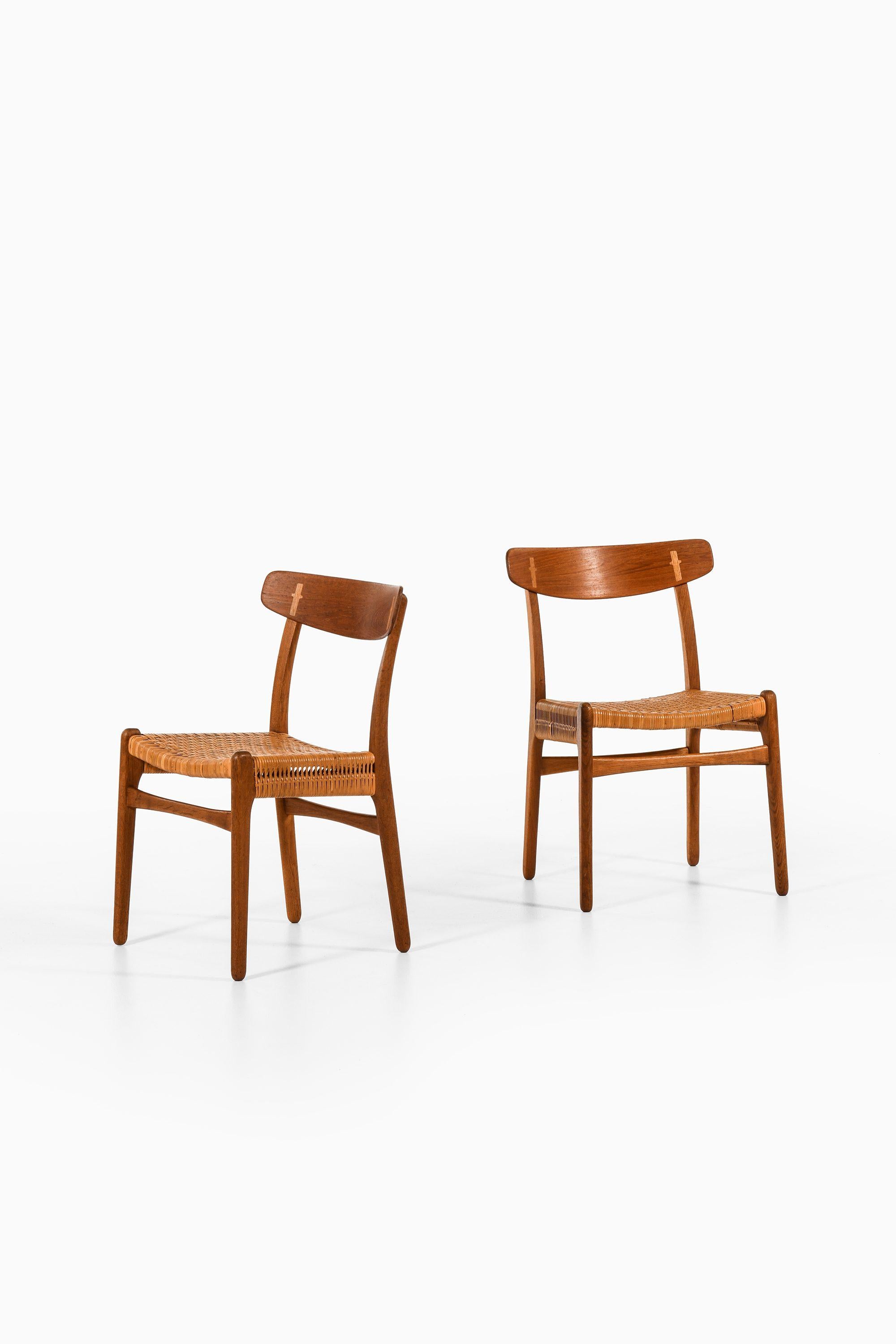 Set di 6 sedie da pranzo in Teak, Oak e Cane di Hans Wegner, anni '50

Informazioni aggiuntive:
Materiale: Teak, Oak e canna da zucchero
Stile: Metà secolo, Scandinavo
Rarissimo set di 6 sedie da pranzo modello CH-23
Prodotto da Carl Hansen & Son in