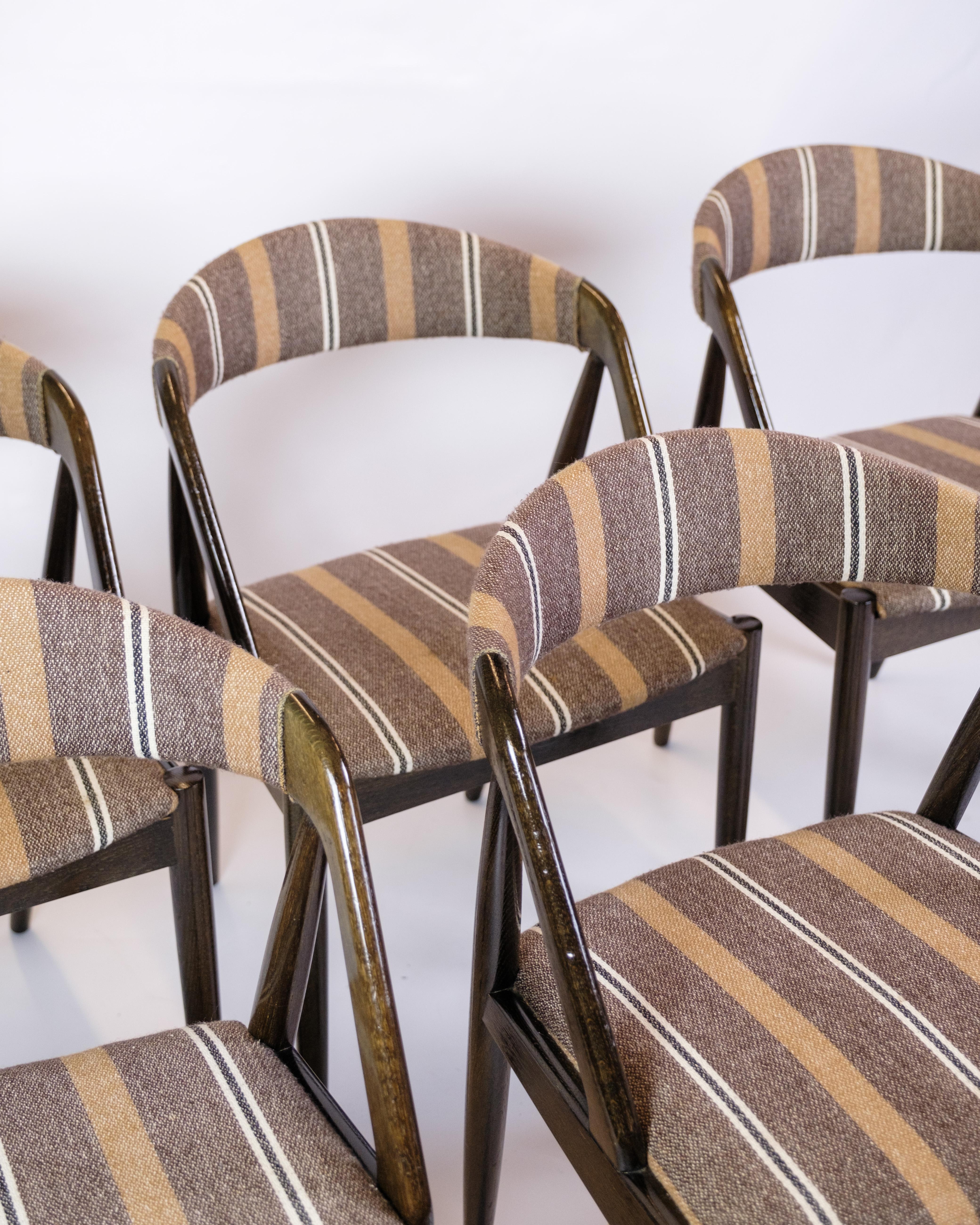 Cet ensemble de six chaises de salle à manger, modèle 31, conçu par Kai Kristiansen et fabriqué par Schou Andersen dans les années 1960, est un excellent exemple du mobilier danois du milieu du XXe siècle. Les chaises sont fabriquées en bois foncé