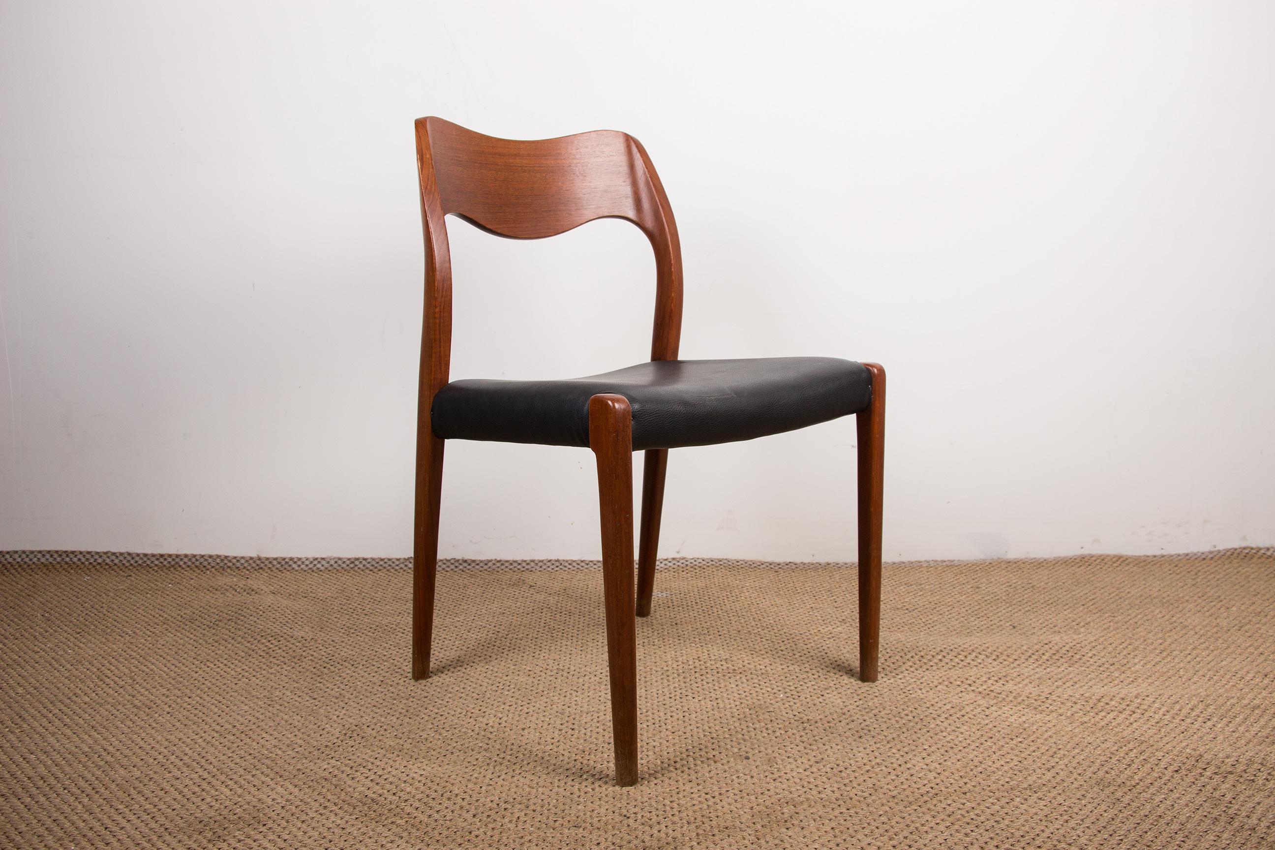 Series of 6 dining room chairs with particularly comfortable seats. Chairs with a very elegant and sober design, renowned model Niels Otto Moller the 71 is an almost iconic piece of furniture. Furniture designed in 1951 and listed in the Design