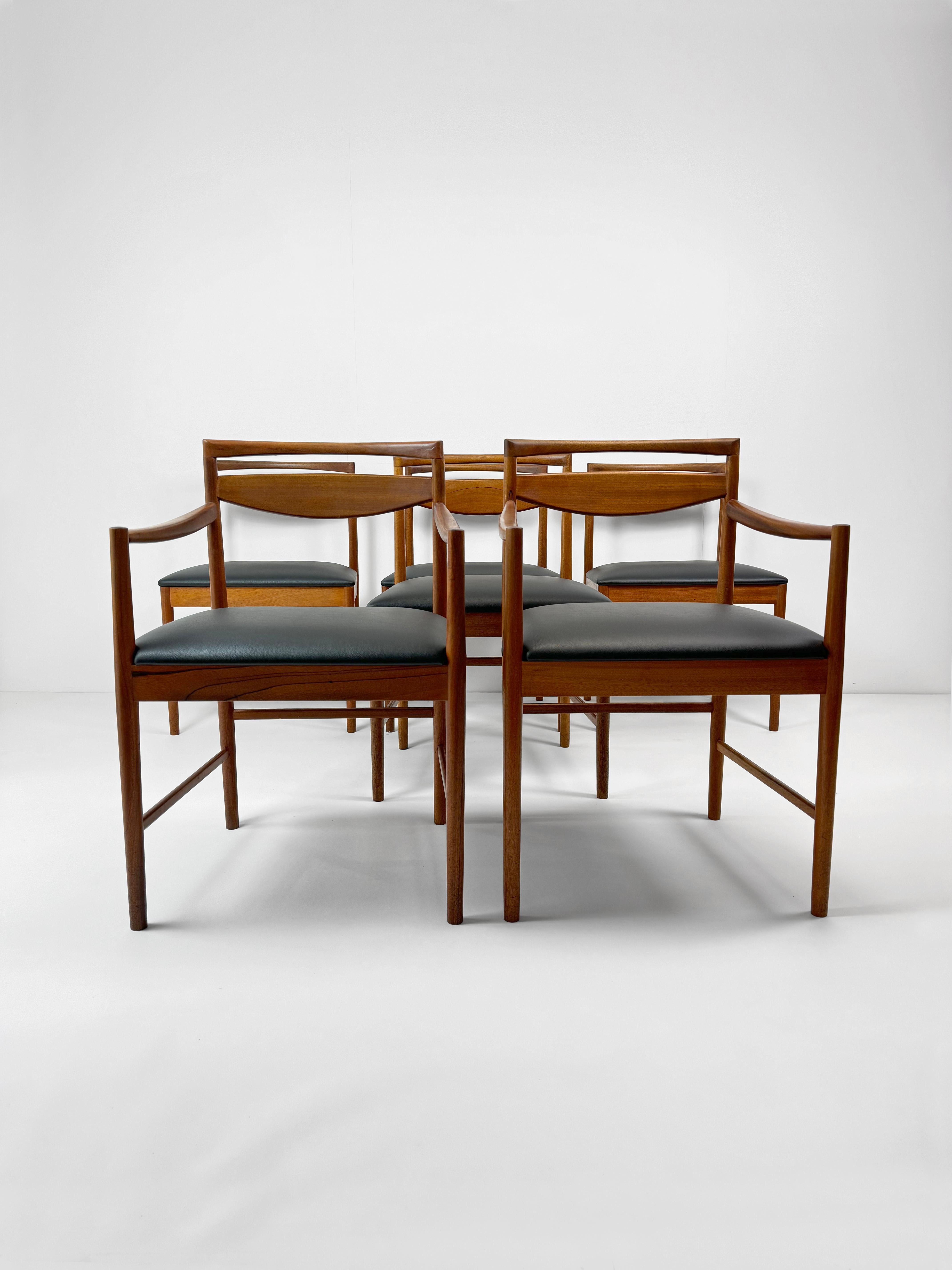 Estas sillas fueron diseñadas por Tom Robertson para McIntosh en la década de 1960. Las sillas tienen un armazón minimalista de estilo japonés con bordes redondeados orgánicos. De madera de teca maciza. La superficie se ha tratado y fijado con un
