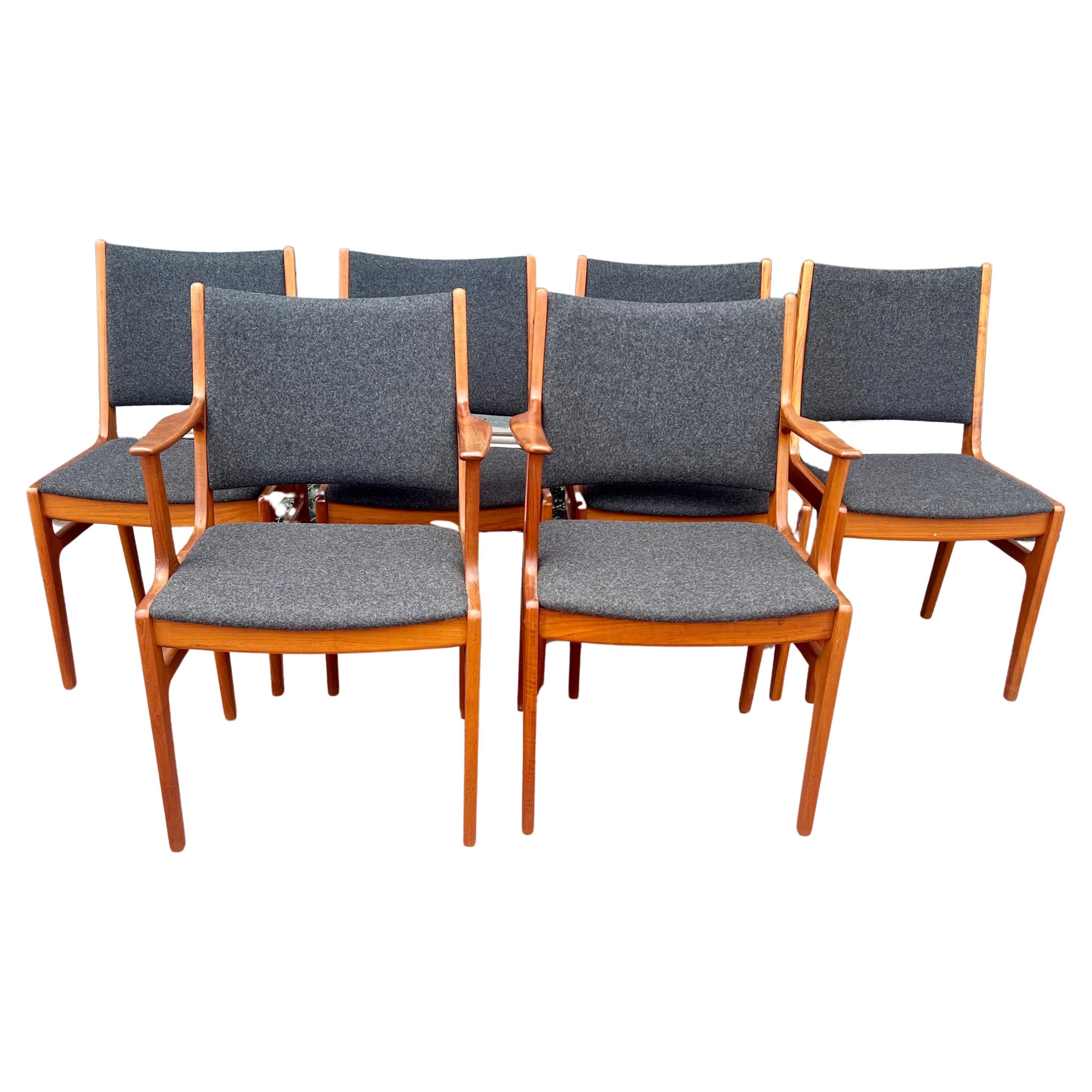 Scandinavian Modern Set of 6 Dining Danish Modern Mid Century Chairs with 2 Armchairs in Teak Knoll