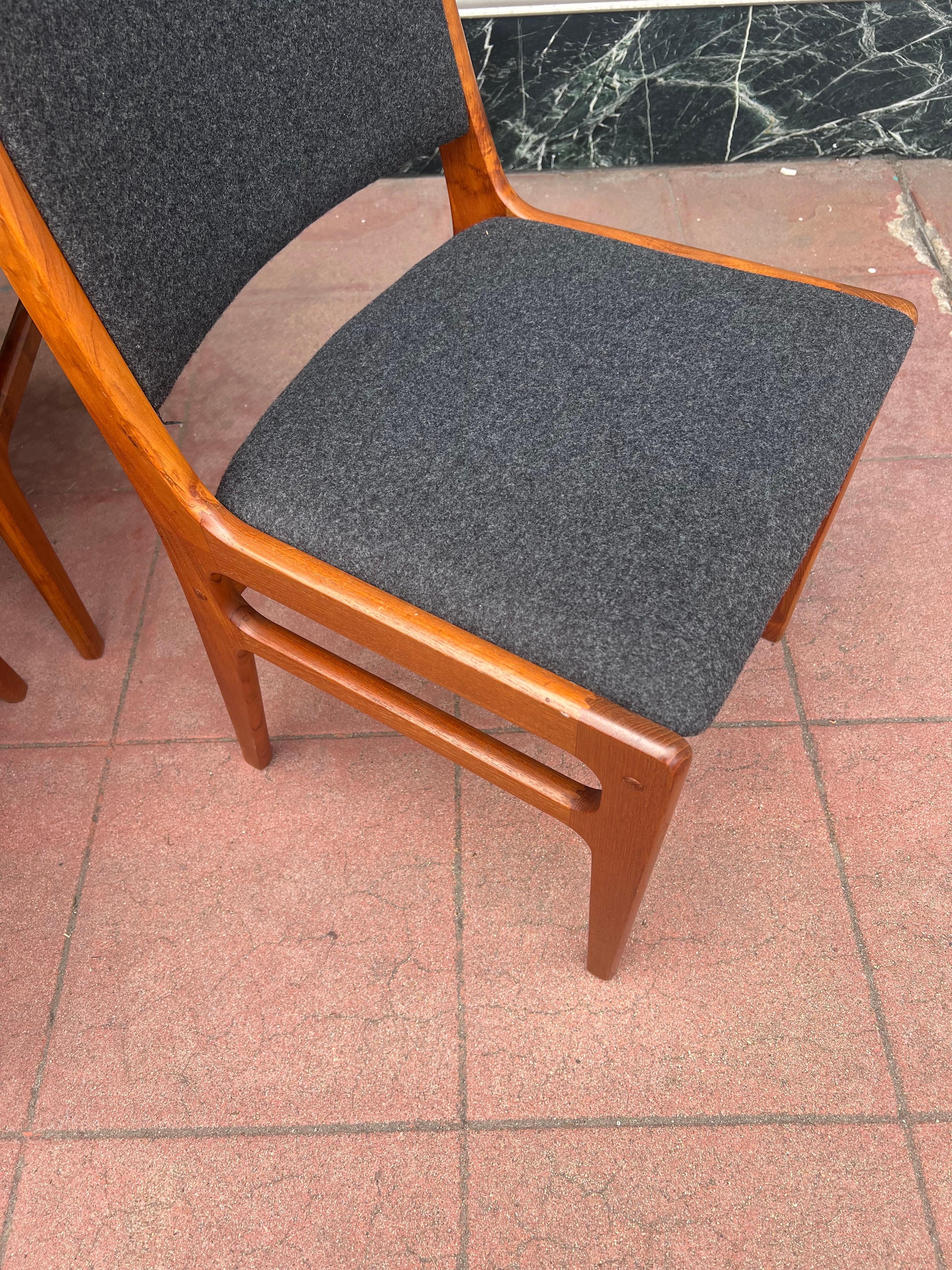 Set of 6 Dining Danish Modern Mid Century Chairs with 2 Armchairs in Teak Knoll In Good Condition In San Diego, CA