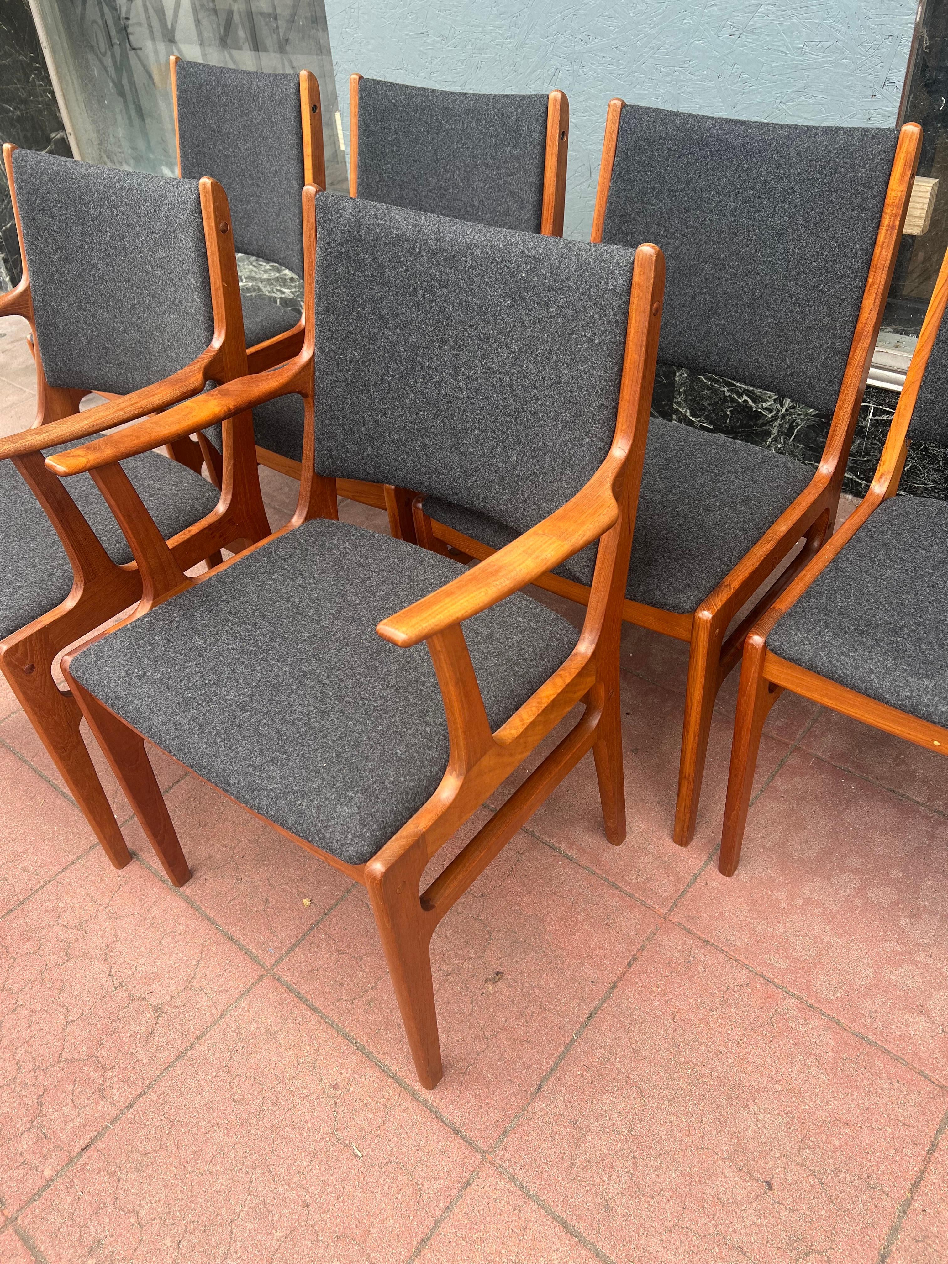 20th Century Set of 6 Dining Danish Modern Mid Century Chairs with 2 Armchairs in Teak Knoll