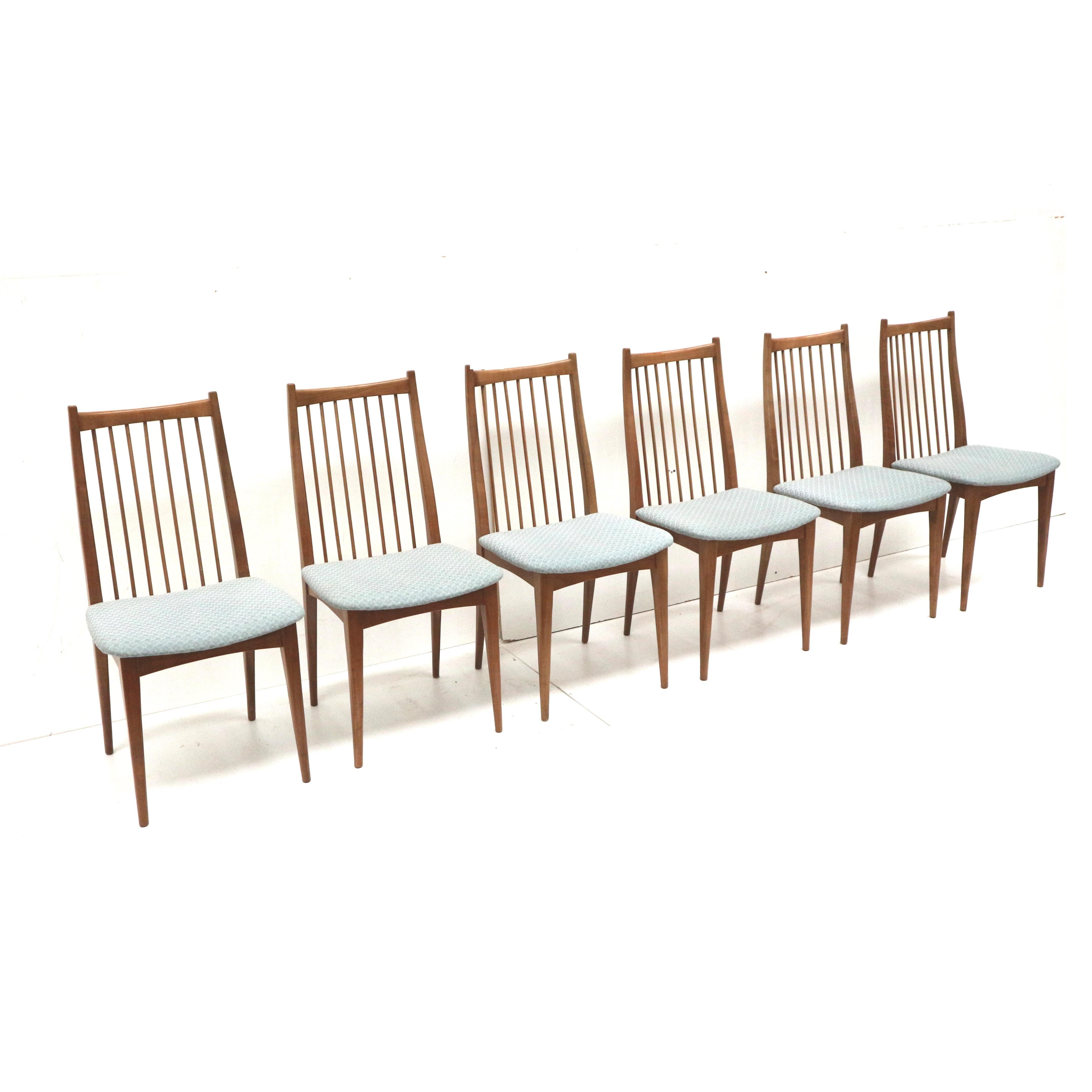 Satz von 6 Esszimmerstühlen / Barstühlen aus den 1960er Jahren.

Abmessungen:
Höhe der Rückenlehne: 92 cm
Sitzhöhe: 46 cm
Breite: 46,5 cm
Tiefe: 50 cm

Die Stühle haben kleine Gebrauchsspuren.