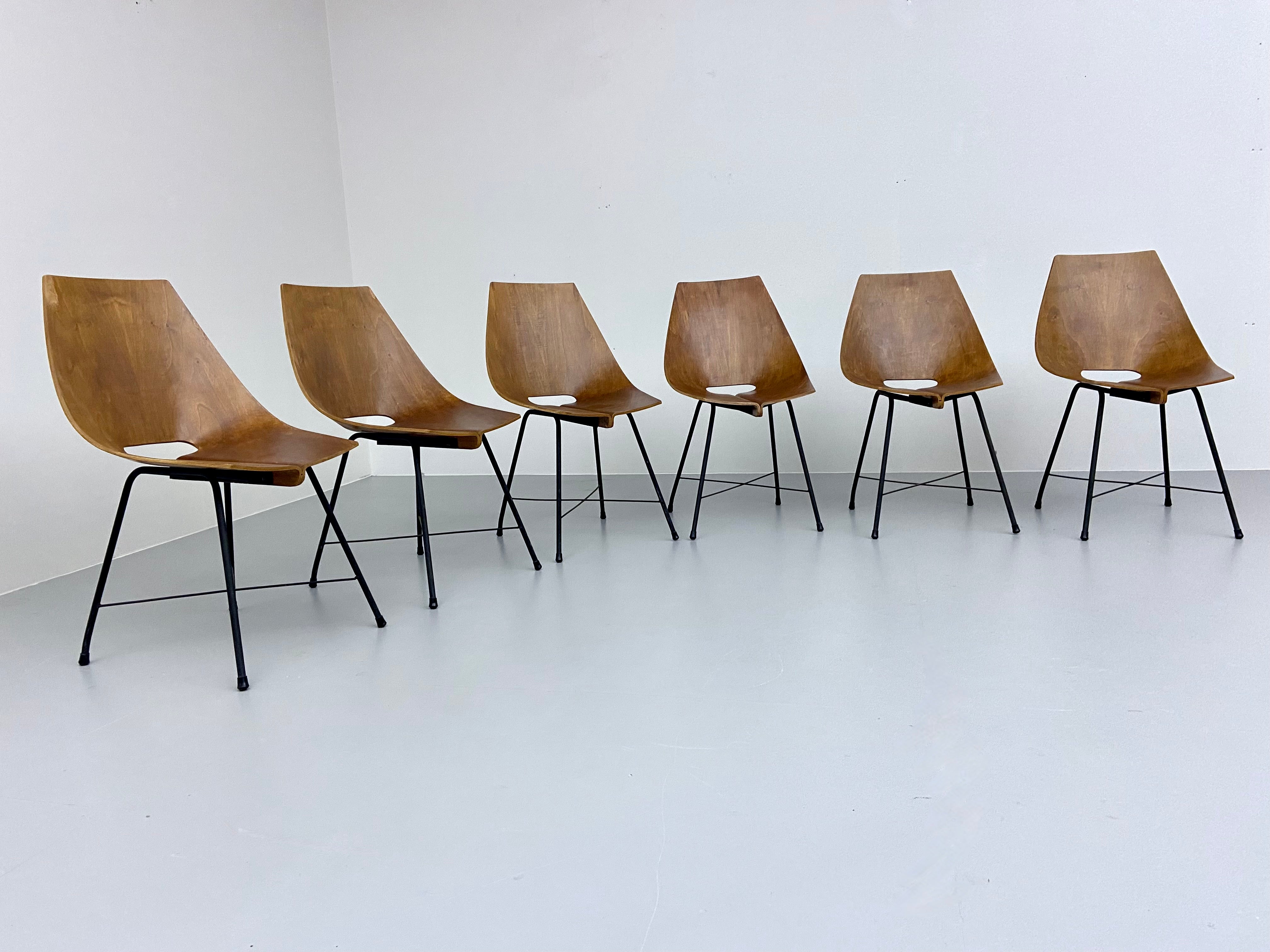 We fully restored this set by adding new small pieces of veneer (where needed) to all the chairs and lacquering them three times. More than 10% of the veneer had to be replaced. The result is a fully up-cycled set of the famous Carlo Ratti dining