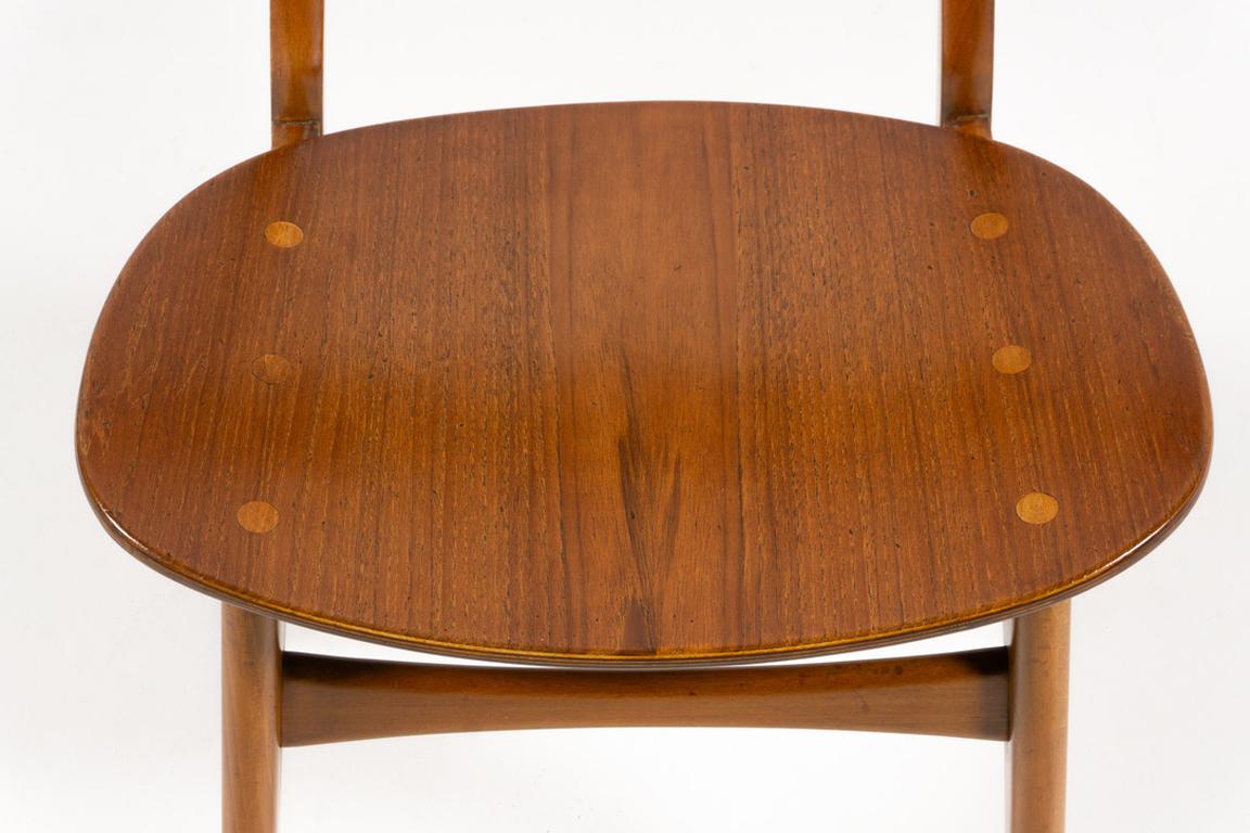 Un ensemble de 6 chaises avec assise en bois, modèle CH 30, en teck massif resp. contreplaqué. 

Les chaises sont impressionnantes non seulement par leur simplicité organique, mais aussi par leur finition détaillée.

Hans Wegner (1914-2007)
