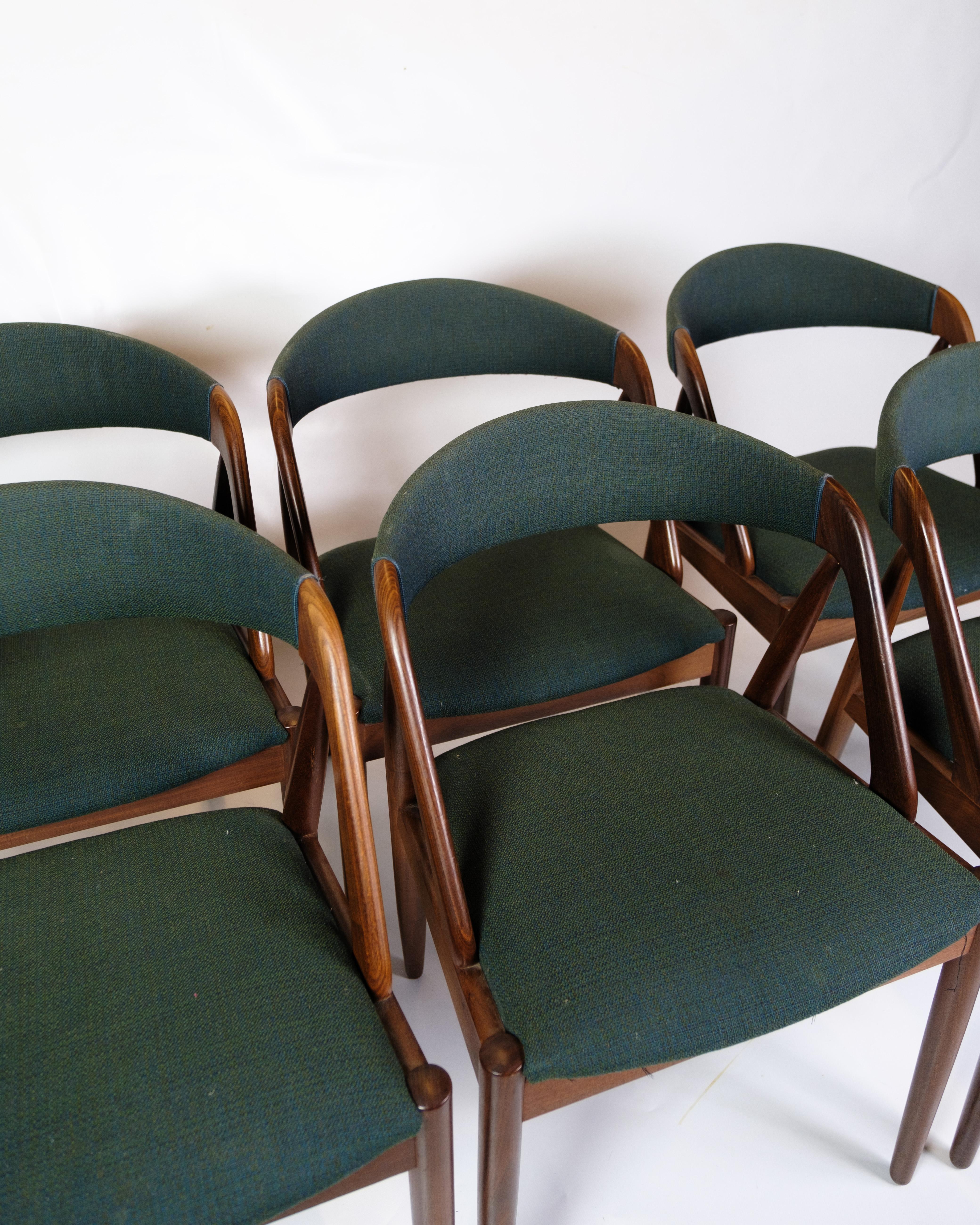 L'ensemble de six chaises de salle à manger, modèle 31, est un exemple unique de mobilier danois intemporel des années 1950. Conçues par le célèbre designer de meubles Kai Kristiansen, ces chaises représentent l'élégance et la fonctionnalité
