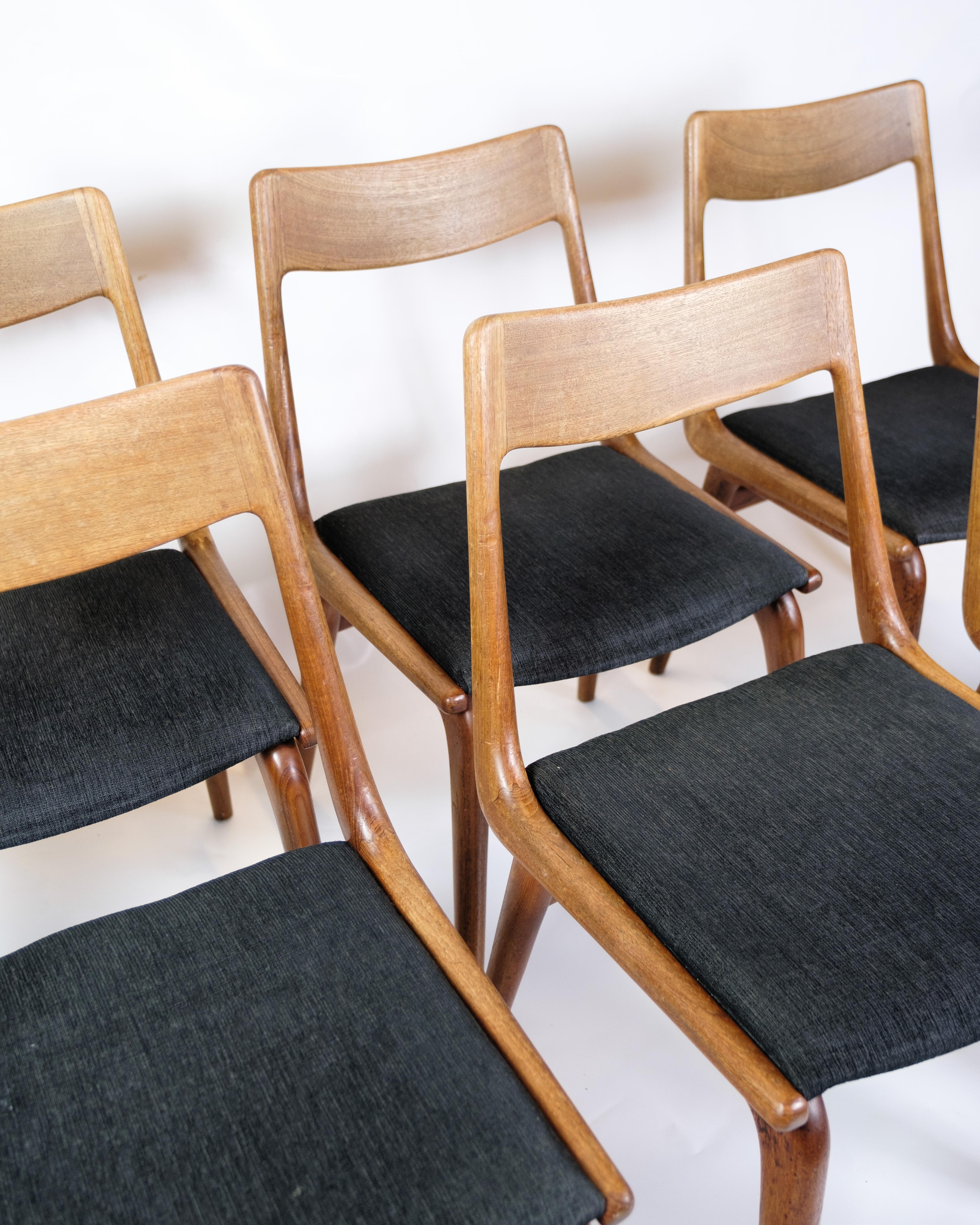 *PREIS BEINHALTET DIE VOLLSTÄNDIGE AUFARBEITUNG DER GESAMTEN HOLZARBEITEN AN ALLEN STÜHLEN*.

Das Set aus sechs Esszimmerstühlen, auch bekannt als Boomerang Chair, Modell 370, ist ein brillantes Beispiel für dänisches Möbeldesign aus den 1950er