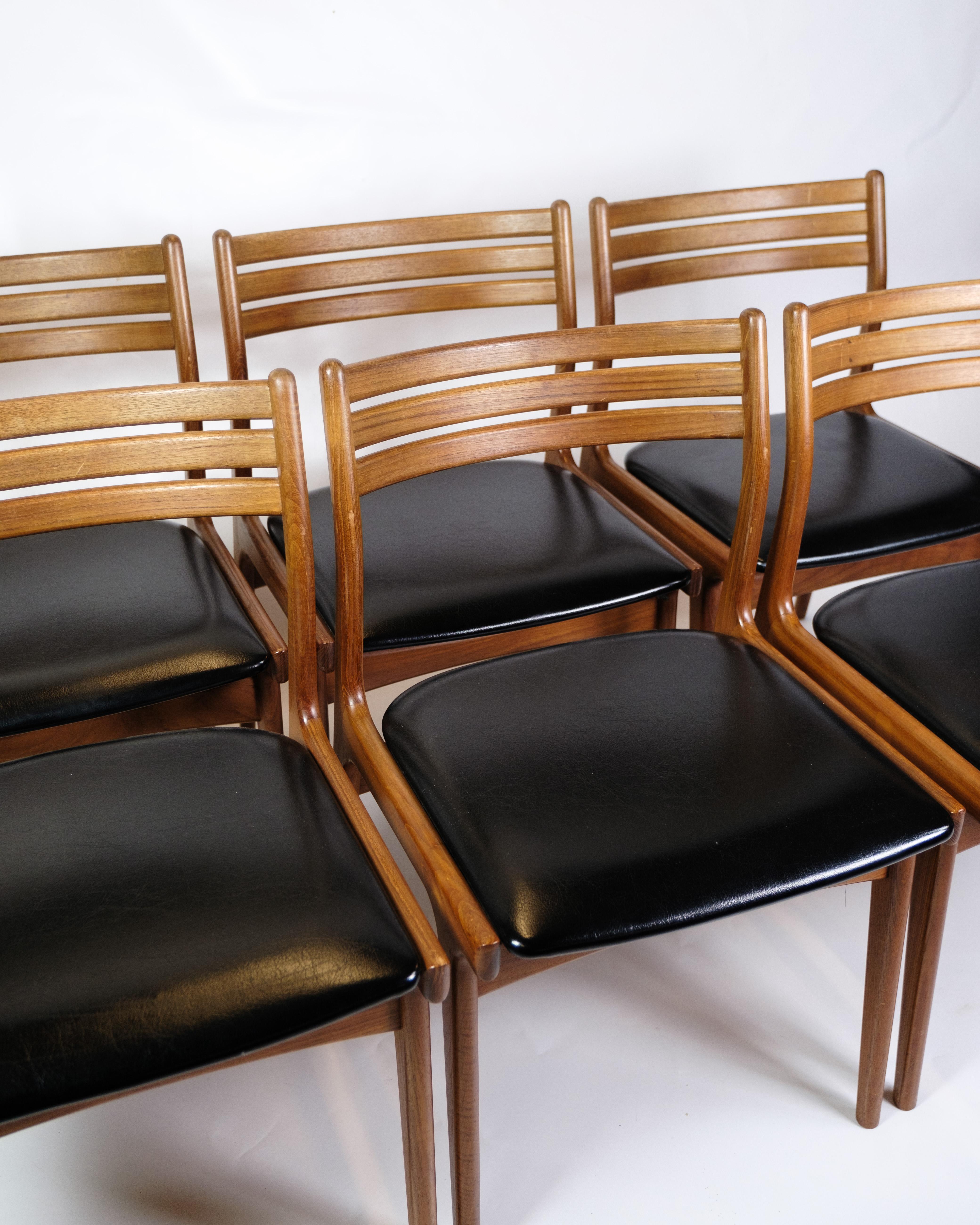 The set of six dining room chairs, model U20, is a splendid example of Danish design from the 1960s and bears the signatures of the renowned furniture designer Johannes Andersen and Uldum Møbelfabrik. These chairs are not only functional furniture,